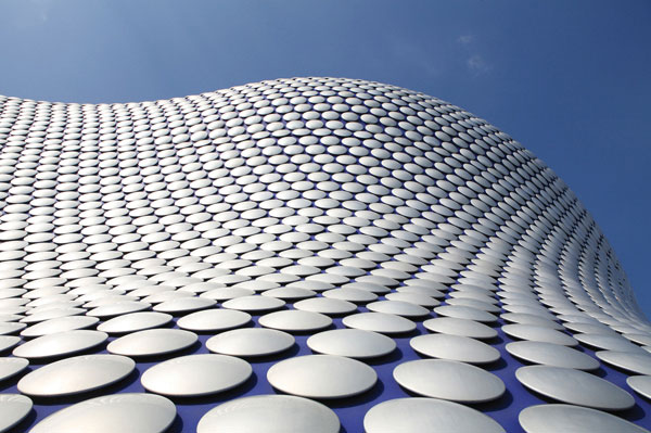 Προτάσεις για διακόσμησηΟ πίνακας σε καμβά ARC-016 είναι ιδανικός για να προσδώσει μια σοφιστικέ νότα σε οποιονδήποτε χώρο. Με θέμα που απεικονίζει τη μοντέρνα αρχιτεκτονική πόλεων, μπορεί εύκολα να ενσωματωθεί σε μία μοντέρνα διακόσμηση, αναδεικνύοντας την κομψότητα του χώρου. Σε ένα κλασικό περιβάλλον, θα δημιουργήσει ένα εντυπωσιακό σημείο αναφοράς, ενώ σε μινιμαλιστικούς χώρους θα προσφέρει μια απόλυτη αισθητική ισορροπία. Οι αποχρώσεις του συνδυάζουν αρμονικά την παλέτα των γκρίζων και μπλε, προσφέροντας ηρεμία και κομψότητα.Λίγα λόγια για τον πίνακαΟ πίνακας σε καμβά με κωδικό 78594 βασίζεται σε φωτογραφικό υλικό που καταγράφει την αισθητική δυναμική των σύγχρονων πόλεων. Μια ζωγραφιά από φωτογραφία, η οποία αλίευσε τη φευγαλέα στιγμή της πόλης, αυτή η εκτύπωση δίνει έμφαση στο γεωμετρικό σχήμα και τη συμμετρία της αρχιτεκτονικής. Η χρήση ψυχρών χρωμάτων και ευαίσθητων γραμμών συμβάλλει στη δημιουργία αισθήσεων βάθους και διάστασης. Η απουσία έντονων πινελιών προσφέρει μια καθαρή και ευάερη αίσθηση στη σύνθεση.Αυτό το έργο τέχνης μεταδίδει στον θεατή μια αίσθηση περιπέτειας και ανακάλυψης, ενθαρρύνοντάς τον να αξιολογήσει την αλληλεπίδραση ανάμεσα στον άνθρωπο και την αρχιτεκτονική. Προσκαλεί μια στοχαστική διάθεση, μεταφέροντας τον θεατή σε ένα ταξίδι μέσα από τις σποραδικές στιγμές ηρεμίας στη φασαριακή καθημερινότητα της αστικής ζωής. Το συναισθηματικό βάθος του έργου συντελεί στην αίσθηση της γαλήνης και της τάξης, προσφέροντας μια ισχυρή και ταυτόχρονα ήπια εντύπωση.Ψηφιακή εκτύπωση σε καμβά. Ο καμβάς είναι υψηλής ποιότητας, ειδικός για ψηφιακή εκτύπωση που αναδεικνύει τα χρώματα. Είναι ιδανικός για διακόσμηση εσωτερικών χώρων. Παραλαμβάνετε τον πίνακα με την ψηφιακή εκτύπωση καμβά, τελαρωμένο σε τελάρο από ανθεκτικό ξύλο 2εκ, στη διάσταση που θέλετε.