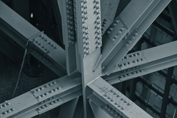 Προτάσεις για διακόσμησηΟ πίνακας σε καμβά ARC-019 είναι ιδανικός για διακόσμηση που συνδυάζει το σύγχρονο και το μοντέρνο στυλ. Η απεικόνιση μιας πόλης με έντονη λεπτομέρεια μπορεί να γίνει το κεντρικό κομμάτι σε ένα καθιστικό με urban ή industrial αισθητική. Με τις αποχρώσεις του, εισάγει ισορροπία και αρμονία σε έναν μονόχρωμο χώρο, ενώ σε έναν πραγματικά μοντέρνο εσωτερικό χώρο, προσθέτει μια δόση πολιτιστικής βάθους και κοσμοπολίτικης αίσθησης. Οι γραμμές και οι μορφές του ενθαρρύνουν την τοποθέτηση του σε χώρους διαβίωσης, γραφεία ή κατοικίες που δίνουν έμφαση στο ισχυρό αστικό στυλ.Λίγα λόγια για τον πίνακαΗ λεπτομέρεια αυτού του φωτογραφικού πίνακα προκαλεί θαυμασμό για την ακρίβεια και την τέχνη της φωτογραφίας. Μέσα από τις φωτογραφικές τεχνικές, ο θεατής μπορεί να απολαύσει την τέλεια συμμετρία και την κομψότητα των κτιρίων που παρουσιάζονται. Χρώματα όπως το βαθύ γκρι και το απαλή γαλάζιο συνθέτουν μια ατμόσφαιρα που ενισχύει την αίσθηση της αστικής κομψότητας, ενώ τα κενά μεταξύ των κτιρίων δημιουργούν ένα ενδιαφέρον παιχνίδι φωτός και σκιάς. Το θέμα του πίνακα μεταφέρει την ανύψωση και τη σταθερότητα της σύγχρονης αρχιτεκτονικής.Ο πίνακας ARC-019 δημιουργεί μια αίσθηση μεγαλείου και εξερεύνησης, καλώντας τον θεατή να ανακαλύψει λεπτομέρειες που κρύβονται σε κάθε γωνιά της πόλης. Η ανάδειξη του αστικού τοπίου μεταφέρει μία αίσθηση περιπέτειας και ανοίγματος προς νέους ορίζοντες. Προσδίδει μία βαθιά αίσθηση κομψότητας και αρχιτεκτονικής ακρίβειας. Η απόδοση των υλικών και των χρωμάτων καθηλώνει τον θεατή, επιτρέποντάς του να ζήσει την εμπειρία της πόλης με έναν μοναδικό και άμεσο τρόπο. Αυτός ο πίνακας σε καμβά δεν αποτελεί απλώς μια αποτύπωση μιας πόλης, αλλά μια πρόσκληση προς την απεραντοσύνη της αστικής ζωής.Ψηφιακή εκτύπωση σε καμβά. Ο καμβάς είναι υψηλής ποιότητας, ειδικός για ψηφιακή εκτύπωση που αναδεικνύει τα χρώματα. Είναι ιδανικός για διακόσμηση εσωτερικών χώρων. Παραλαμβάνετε τον πίνακα με την ψηφιακή εκτύπωση καμβά, τελαρωμένο σε τελάρο από ανθεκτικό ξύλο 2εκ, στη διάσταση που θέλετε.