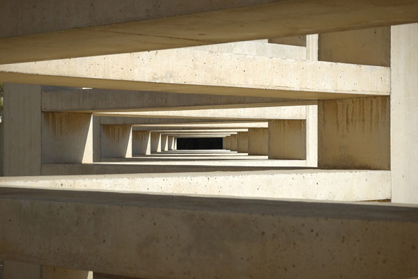 Προτάσεις για διακόσμησηΟ πίνακας σε καμβά ARC-029 μπορεί να ενσωματωθεί άψογα σε διάφορους χώρους με διάφορους διακοσμητικούς στυλιστικούς προσανατολισμούς. Σε έναν μοντέρνο χώρο, το έργο αυτό μπορεί να προσφέρει έναν δυναμικό και εκλεκτικό χαρακτήρα ενώ σε ένα κλασικό περιβάλλον λειτουργεί ως μοναδικό σημείο αναφοράς, γεφυρώνοντας το παραδοσιακό με το σύγχρονο. Επίσης, σε έναν μινιμαλιστικό χώρο, ο πίνακας προσθέτει την απαραίτητη ένταση και χαρακτήρα, προσφέροντας μια ευθεία αντίθεση με τις καθαρές γραμμές και τις απλές αποχρώσεις του χώρου.Λίγα λόγια για τον πίνακαΟ πίνακας αυτός παρουσιάζει πολυπλοκότητες αρχιτεκτονικές δομές με κλασική και σύγχρονη αισθητική. Η συγκεκριμένη σύνθεση χρησιμοποιεί έντονες γραμμές και εμβόλιμα φωτεινά στοιχεία που αποτελούν προσεγμένη λεπτομέρεια στον σύγχρονο αστικό σχεδιασμό. Χρησιμοποιώντας ένα φάσμα αποχρώσεων από γκρίζες τονικότητες έως βαθιά μπλε, εντείνει την αίσθηση του βάθους και της προοπτικής στο έργο, ενώ οι αφηρημένες πινελιές προσθέτουν μια δυναμική αίσθηση κίνησης και ζωής.Ο πίνακας σε καμβά ARC-029 αποπνέει μία σταθερής και καθηλωτικής ηρεμίας, που μόνο μια μεγάλης κλίμακας αστική απεικόνιση μπορεί να προσφέρει. Καθώς οι παρατηρητές αφομοιώνουν την επιβλητική παρουσία αυτού του αρχιτεκτονικού τοπίου, βρίσκονται συνδεδεμένοι με το βάθος και τη μαγεία της πόλης, καθώς μεταφέρονται μέσα από έναν εικονικό διάλογο με τις δομές και τις γραμμές που καθορίζουν την εικόνα. Η ατμόσφαιρα είναι γεμάτη αναμονή και δυναμική, και ο θεατής νιώθει έτοιμος να ανακαλύψει τις ιστορίες που κρύβει κάθε γωνία και στροφή.Ψηφιακή εκτύπωση σε καμβά. Ο καμβάς είναι υψηλής ποιότητας, ειδικός για ψηφιακή εκτύπωση που αναδεικνύει τα χρώματα. Είναι ιδανικός για διακόσμηση εσωτερικών χώρων. Παραλαμβάνετε τον πίνακα με την ψηφιακή εκτύπωση καμβά, τελαρωμένο σε τελάρο από ανθεκτικό ξύλο 2εκ, στη διάσταση που θέλετε.