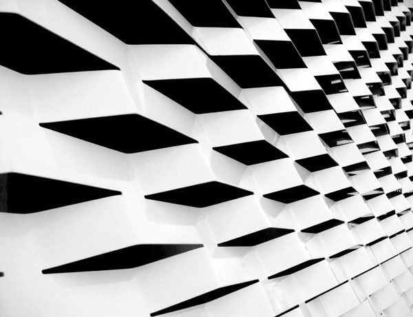 Προτάσεις για διακόσμησηΟ πίνακας σε καμβά ARC-046 αναπαριστά μια εντυπωσιακή αρχιτεκτονική όψη σε έναν μοντέρνο αστικό τοπίο, όπου κυριαρχούν καθαρές γεωμετρικές γραμμές και κομψές καμπύλες. Το έργο αυτό μπορεί να ενσωματωθεί τέλεια σε ένα μοντέρνο στυλ διακόσμησης, δίνοντας έμφαση σε καθαρά σχήματα και λιτές γραμμές που τονίζουν μία σύγχρονη αισθητική. Στον κλασικό χώρο, ο πίνακας προσδίδει μια νέα διάσταση, ενώ σε ένα μινιμαλιστικό περιβάλλον μπορεί να λειτουργήσει ως κεντρικό σημείο εστίασης, προσδίδοντας βάθος και ενδιαφέρον στον χώρο.Λίγα λόγια για τον πίνακαΧάρη στη φωτογραφική του φύση, ο πίνακας καταγράφει λεπτομέρειες της αρχιτεκτονικής και της δομής με αξιοσημείωτη ακρίβεια. Το ιστορικό και καλλιτεχνικό πλαίσιο στο οποίο τοποθετείται αντικατοπτρίζει την άνθιση των αστικών τοπίων και την πρόοδο της αρχιτεκτονικής στον σύγχρονο κόσμο. Οι φωτορεαλιστικές αποχρώσεις του έργου φέρνουν μπροστά στον θεατή την ψυχρότητα του ασβεστόλιθου και τη στιλβωμένη λάμψη του γυαλιού, δημιουργώντας ένα δυνατό οπτικό αποτέλεσμα. Το κύριο θέμα του έργου εστιάζει στην αρμονία και την αντίθεση του αστικού περιβάλλοντος, αποκαλύπτοντας μια βαθύτερη κατανόηση της σχέσης του ανθρώπου με την αρχιτεκτονική.Ο πίνακας προσφέρει μια εντυπωσιακή σύνθεση, που δημιουργεί αίσθηση ηρεμίας αλλά και δυναμισμού μέσω της απόδοσης του φωτός και της σκιάς. Η αυστηρή γεωμετρία των γραμμών σε συνδυασμό με το παιχνίδισμα του φωτισμού προσκαλεί τον θεατή να σκεφτεί πάνω στην πολυπλοκότητα και το μεγαλείο του αστικού τοπίου. Οι ευαισθησίες του φωτογραφήματος αυτού μπορούν να προκαλέσουν συναισθήματα θαυμασμού και περίσκεψης σχετικά με την συνεχή εξέλιξη της πόλης και της αρχιτεκτονικής που την δομεί.Ψηφιακή εκτύπωση σε καμβά. Ο καμβάς είναι υψηλής ποιότητας, ειδικός για ψηφιακή εκτύπωση που αναδεικνύει τα χρώματα. Είναι ιδανικός για διακόσμηση εσωτερικών χώρων. Παραλαμβάνετε τον πίνακα με την ψηφιακή εκτύπωση καμβά, τελαρωμένο σε τελάρο από ανθεκτικό ξύλο 2εκ, στη διάσταση που θέλετε.