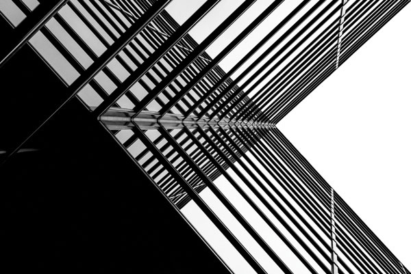 Προτάσεις για διακόσμησηΟ πίνακας σε καμβά ARC-055 αποτελεί μια εξαιρετική επιλογή διακόσμησης για σύγχρονα και αστικά στυλ. Οι γήινες και πολυδιάστατες αποχρώσεις του προσδίδουν έναν καλαίσθητο τόνο σε μοντέρνους χώρους, ενώ μπορούν να ενσωματωθούν αρμονικά και σε χώρους με μινιμαλιστική ή ρετρό αισθητική, δίνοντας μία αίσθηση δυναμισμού και εξερευνητικής διάθεσης. Η αποτύπωση της αρχιτεκτονικής μέσα από τη φωτογραφία δίνει έμφαση στην αστική ζωή, καθιστώντας την ιδανική επιλογή για χώρους εργασίας ή κατοικίες που επιθυμούν να αποπνέουν μια κοσμοπολίτικη αύρα.Λίγα λόγια για τον πίνακαΟ πίνακας με κωδικό 78633 αποτυπώνει την αρχιτεκτονική ενός αστικού τοπίου μέσα από ψηφιακή φωτογραφία. Μέσα από μια προσεκτική σύνθεση, η φωτογραφία αναδεικνύει τις γεωμετρικές γραμμές και τις καθαρές επιφάνειες, προσφέροντας μια μοναδική θέαση της μοντέρνας αρχιτεκτονικής και της κίνησης στην πόλη. Τα ψυχρά αλλά και ουδέτερα χρώματα της εικόνας, συνδυασμένα με την πειθαρχημένη χρήση του φωτός, προσδίδουν έναν τόνο ηρεμίας, ενώ τα δυναμικά σχήματα τονίζουν τη συνεχή εξέλιξη των πόλεων.Η αίσθηση που αποπνέει αυτός ο πίνακας είναι προκαλεί θαυμασμό για την οργάνωση και την πρόοδο του σύγχρονου κόσμου. Η λεπτομερής απόδοση της αρχιτεκτονικής και το παιχνίδισμα με τις σκιές και το φως, μεταφέρουν τον θεατή σε μια αντανακλαστική διάθεση αναφορικά με την εξέλιξη των πόλεων και το ανθρώπινο αποτύπωμα σε αυτές. Είναι μια πρόσκληση να εξετάσει κανείς τη σχέση του με τον αστικό χώρο και τους ρυθμούς της καθημερινότητας.Ψηφιακή εκτύπωση σε καμβά. Ο καμβάς είναι υψηλής ποιότητας, ειδικός για ψηφιακή εκτύπωση που αναδεικνύει τα χρώματα. Είναι ιδανικός για διακόσμηση εσωτερικών χώρων. Παραλαμβάνετε τον πίνακα με την ψηφιακή εκτύπωση καμβά, τελαρωμένο σε τελάρο από ανθεκτικό ξύλο 2εκ, στη διάσταση που θέλετε.