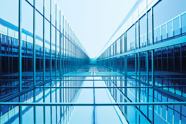 Προτάσεις για διακόσμησηΟ πίνακας σε καμβά με θέμα την αρχιτεκτονική, κωδικός 78648, προσδίδει μια ιδιαίτερη αίσθηση κομψότητας στους εσωτερικούς χώρους. Με τους σύγχρονους αλλά και κλασικούς αρχιτεκτονικούς τόνους του, μπορεί να ενσωματωθεί αρμονικά τόσο σε μοντέρνα όσο και σε κλασική διακόσμηση. Σε έναν μινιμαλιστικό χώρο, ο καμβάς αυτός λειτουργεί ως κεντρικό στοιχείο που μπορεί να δώσει ένταση και προσωπικότητα. Ιδιαίτερα, οι αποχρώσεις και οι σκιάσεις είναι ιδανικές για να συνδυαστούν με ουδέτερους τόνους, είτε για να δημιουργήσουν μια αντίθεση είτε για να προσδώσουν μια ζωηρή νότα στο περιβάλλον.Λίγα λόγια για τον πίνακαΟ πίνακας σε καμβά ARC-070 αποτελεί φωτογραφία, η οποία απεικονίζει την μαγεία της αρχιτεκτονικής τέχνης, αναδεικνύοντας τις γεωμετρικές μορφές των κτιρίων. Οι αποχρώσεις του περιλαμβάνουν ένα φάσμα από γήινους και ουράνιους τόνους, ενώ οι λεπτομέρειες κάθε αρχιτεκτονικού στοιχείου είναι αισθητά καθαρές και υψηλής ευκρίνειας. Το καλλιτεχνικό πλαίσιο επικεντρώνεται στη διαχρονική ομορφιά των αστικών τοπίων, ενώ το θέμα πραγματεύεται την ανθρώπινη δημιουργικότητα και την εξέλιξη των πόλεων. Έτσι, λειτουργεί ως ένας σύμβολος πολιτισμικής προόδου και καινοτομίας.Αυτός ο πίνακας δημιουργεί μια αίσθηση σεβασμού και θαυμασμού στην τέχνη της αρχιτεκτονικής. Μεταφέρει στον θεατή μια βαθιά αίσθηση της κεντρικής ιδέας της πολυπλοκότητας και της αρμονίας των δομών. Ο θεατής ενδέχεται να νιώσει μια σύνδεση με το μεγάλο έργο των ανθρώπων, ενώ ταυτόχρονα μπορεί να προκληθεί βαθιά σκέψη σχετικά με το μέλλον και τη μορφή που θα λάβουν οι πόλεις μας.Ψηφιακή εκτύπωση σε καμβά. Ο καμβάς είναι υψηλής ποιότητας, ειδικός για ψηφιακή εκτύπωση που αναδεικνύει τα χρώματα. Είναι ιδανικός για διακόσμηση εσωτερικών χώρων. Παραλαμβάνετε τον πίνακα με την ψηφιακή εκτύπωση καμβά, τελαρωμένο σε τελάρο από ανθεκτικό ξύλο 2εκ, στη διάσταση που θέλετε.