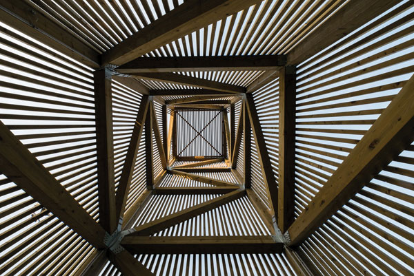 Προτάσεις για διακόσμησηΟ πίνακας σε καμβά με κωδικό 78660, μια εντυπωσιακή απεικόνιση της αστικής αρχιτεκτονικής, μπορεί να ενσωματωθεί πολύπλευρα σε διάφορα στυλ διακόσμησης. Σε κλασικούς χώρους, οι μελαγχολικές αποχρώσεις και οι λεπτομέρειες της σχεδίασης προσθέτουν βάθος και πολυτέλεια, εναρμονιζόμενες με υφές όπως το ξύλο και τις υφασμάτινες κουρτίνες. Για μοντέρνους χώρους, οι καθαρές γραμμές και η σύγχρονη αίσθηση του έργου αναδεικνύουν την αισθητική του απλού και του λιτού, συνδυαζόμενες αρμονικά με μεταλλικά στοιχεία και γυάλινες επιφάνειες. Τέλος, σε μινιμαλιστικούς χώρους, η απλότητα και η γεωμετρία του πίνακα σε καμβά προσφέρουν μια μοντέρνα και καθαρή αισθητική, τονίζοντας την ισορροπία και την αρμονία του χώρου.Λίγα λόγια για τον πίνακαΑυτός ο πίνακας αποπνέει μια δυναμική και σύγχρονη ατμόσφαιρα, εξετάζοντας τη σχέση του ανθρώπου με το αστικό περιβάλλον. Οι ψυχρές αποχρώσεις μπλε και γκρι κυριαρχούν στο έργο, αποδίδοντας την αίσθηση μιας μεγαλούπολης υπό φως και σκιά, δημιουργώντας μια αίσθηση τόσο οικειότητας όσο και απεραντοσύνης. Οι καθαρές γραμμές και η λεπτομέρεια στην απόδοση των μορφών προσδίδουν στη σύνθεση μια αίσθηση τάξης αλλά και πολυπλοκότητας, ενώ παράλληλα οι υφές προσφέρουν βάθος και ζωντάνια στο θεατή.Ο πίνακας δημιουργεί μια ανάμεικτη αίσθηση ρεαλισμού και αφαιρετικότητας, αποκαλύπτοντας τις λεπτομέρειες και τις αντιθέσεις της πόλης. Προκαλεί τον θεατή να σκεφτεί την πολύπλοκη φύση των αστικών τοπίων και τον τρόπο με τον οποίο αυτά επηρεάζουν τη ζωή και την αντίληψή μας για το χώρο. Η αίσθηση του αστικού μυστηρίου και η διακριτική του αίσθηση ισορροπίας μεταξύ φωτός και σκιών δημιουργούν μια βαθιά αίσθηση ενδοσκόπησης και στοχασμού.Ψηφιακή εκτύπωση σε καμβά. Ο καμβάς είναι υψηλής ποιότητας, ειδικός για ψηφιακή εκτύπωση που αναδεικνύει τα χρώματα. Είναι ιδανικός για διακόσμηση εσωτερικών χώρων. Παραλαμβάνετε τον πίνακα με την ψηφιακή εκτύπωση καμβά, τελαρωμένο σε τελάρο από ανθεκτικό ξύλο 2εκ, στη διάσταση που θέλετε.