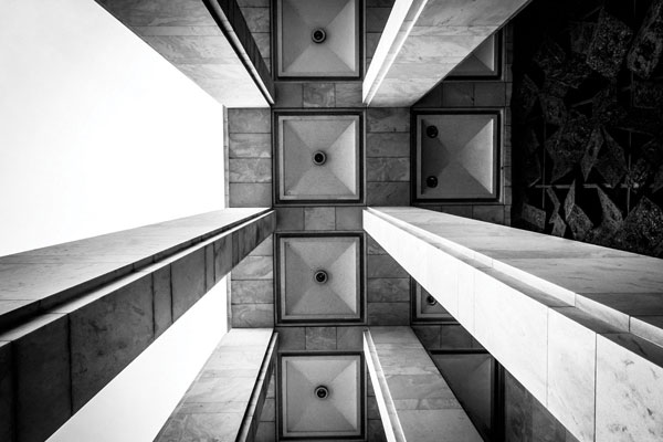 Προτάσεις για διακόσμησηΟ πίνακας ARC-083 μπορεί να αποτελέσει έναν εξαιρετικό τρόπο για να δώσετε μια μοναδική αίσθηση στον εσωτερικό σας χώρο. Η κομψή και σύγχρονη αισθητική του είναι ιδανική για μοντέρνα και μινιμαλιστική διακόσμηση, ενώ ταυτόχρονα μπορεί να εισχωρήσει αρμονικά σε ένα κλασικό περιβάλλον, προσθέτοντας μια νότα μοντέρνου χαρακτήρα. Τα επιβλητικά σχήματα και γραμμές της αρχιτεκτονικής που απεικονίζονται, δημιουργούν εστιακό σημείο σε κάθε δωμάτιο, είτε στο σαλόνι, το γραφείο ή το υπνοδωμάτιο. Είναι ένας εξαιρετικός πίνακας σε καμβά που μπορεί να μεταμορφώσει τον χώρο σας, προσφέροντας μια διαχρονική αισθητική.Λίγα λόγια για τον πίνακαΟ ARC-083 ανήκει στη συλλογή Πόλεις και Αρχιτεκτονική, και είναι μια εξερεύνηση της ομορφιάς και της πολυπλοκότητας των αστικών τοπίων. Με έντονη λεπτομέρεια και ακρίβεια, αυτός ο πίνακας σε καμβά αποτυπώνει την μεγαλοπρέπεια της αρχιτεκτονικής δομής. Χρησιμοποιώντας έναν συνδυασμό σκιών και φωτεινών αποχρώσεων, προσδίδει βάθος και διάσταση στο έργο. Οι καθαρές γραμμές και οι γεωμετρικές μορφές ενισχύουν την αίσθηση της δυναμικής κίνησης και της διαρκούς μεταμόρφωσης του αστικού τοπίου. Η ακριβής χρήση του φωτός προσδίδει μια αίσθηση ελπίδας και δυναμισμού, καλώντας τον θεατή να αναλογιστεί την αιώνια ομορφιά της αρχιτεκτονικής.Ο πίνακας δημιουργεί μια αίσθηση ηρεμίας και επιβλητικότητας, μεταφέροντας τον θεατή σε ένα ταξίδι μέσα από την αστική ποικιλομορφία και το ανθρώπινο επίτευγμα. Η λεπτομερής απόδοση των μορφών και των γραμμών προσθέτει μια βαθιά αίσθηση συγκέντρωσης και στοχασμού. Η εικόνα αναδύει μια αίσθηση μονιμότητας και αντοχής, προβάλλοντας την αρχιτεκτονική ως σύμβολο πολιτισμού και ιστορίας. Είναι ένας πίνακας που μπορεί να προκαλέσει σκέψεις για την ανθρώπινη δόμηση και τη σχέση της με το περιβάλλον.Ψηφιακή εκτύπωση σε καμβά. Ο καμβάς είναι υψηλής ποιότητας, ειδικός για ψηφιακή εκτύπωση που αναδεικνύει τα χρώματα. Είναι ιδανικός για διακόσμηση εσωτερικών χώρων. Παραλαμβάνετε τον πίνακα με την ψηφιακή εκτύπωση καμβά, τελαρωμένο σε τελάρο από ανθεκτικό ξύλο 2εκ, στη διάσταση που θέλετε.