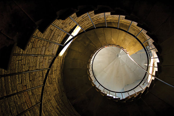 Προτάσεις για διακόσμησηΟ πίνακας σε καμβά ARC-092 είναι ιδανικός για όσους επιθυμούν να ενσωματώσουν μια αστική αισθητική στον χώρο τους. Οι λεπτομέρειες της αρχιτεκτονικής δομής, με τις σύγχρονες γραμμές και τις αποχρώσεις του γκρι και του μπλε, τον καθιστούν έναν εξαιρετικό υποψήφιο για μοντέρνους και βιομηχανικά διαμορφωμένους χώρους. Σε ένα κλασικό περιβάλλον, ο πίνακας μπορεί να λειτουργήσει ως το σύγχρονο αντίβαρο που προσδίδει ενδιαφέρον και ανανεώνει την ατμόσφαιρα. Για έναν μινιμαλιστικό σχεδιασμό, το απαλό χρωματικό του φάσμα προσθέτει βάθος χωρίς να υπερφορτώνει τον χώρο.Λίγα λόγια για τον πίνακαΟ πίνακας «ARC-092» εκτυπώνει μια φωτογραφική απόδοση ενός αστικού τοπίου, εστιάζοντας στη σχέση ανάμεσα στη σύγχρονη αρχιτεκτονική και την καθημερινή ζωή. Η τεχνική της φωτογραφίας καταγράφει με ακρίβεια την πολυπλοκότητα και την κομψότητα των κτιρίων, ενώ οι γραμμές και οι δομές αναδεικνύουν τη γεωμετρία στην αστική ζωή. Η χρήση ψυχρών και ουδέτερων τόνων, όπως το γκρι και το μπλε, προβάλλουν μια υφή μοναδικής καθαρότητας, ενισχύοντας την αίσθηση του χώρου και της απεραντοσύνης.Η ψηφιακή φωτογραφία εστιάζει στην μεγαλοπρέπεια των πόλεων, καλώντας τον θεατή να ανακαλύψει τις ιστορίες που κρύβονται πίσω από κάθε παράθυρο και κάθε δρόμο. Ο πίνακας αυτός διεγείρει τη φαντασία και προκαλεί μια εσωτερική αναζήτηση, ενθαρρύνοντας τον θεατή να αναρωτηθεί για τη συνύπαρξη του ανθρώπου με την αρχιτεκτονική του πόλη. Ο συνδυασμός της καθαρής απεικόνισης και των σιωπηλών χρωμάτων δημιουργεί μια πειθαρχημένη αίσθηση γαλήνης και διαλογισμού, προσφέροντας μια εσωτερική αρμονία.Ψηφιακή εκτύπωση σε καμβά. Ο καμβάς είναι υψηλής ποιότητας, ειδικός για ψηφιακή εκτύπωση που αναδεικνύει τα χρώματα. Είναι ιδανικός για διακόσμηση εσωτερικών χώρων. Παραλαμβάνετε τον πίνακα με την ψηφιακή εκτύπωση καμβά, τελαρωμένο σε τελάρο από ανθεκτικό ξύλο 2εκ, στη διάσταση που θέλετε.