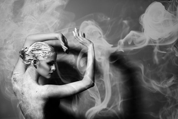 Προτάσεις για διακόσμησηΟ πίνακας σε καμβά BWM-028 αποτελεί μια εξαιρετική επιλογή για την διακόσμηση των εσωτερικών χώρων, καθώς οι ασπρόμαυρες αποχρώσεις του είναι άκρως ευέλικτες και μπορούν να ενσωματωθούν σε ποικίλα στυλ διακόσμησης. Σε μοντέρνους και μινιμαλιστικούς χώρους, η καθαρότητα του μαύρου και άσπρου τονίζει τις γεωμετρικές γραμμές και τη σαφήνεια του χώρου. Σε κλασικά δωμάτια, ο πίνακας προσθέτει μια αίσθηση κομψότητας και διαχρονικής γοητείας, ενώ μπορεί να λειτουργήσει και ως κεντρικό θέμα εστίασης σε χώρους με πολύχρωμο διακοσμητικό περιβάλλον, δίνοντας ισορροπία και αρμονία.Λίγα λόγια για τον πίνακαΟ BWM-028 αντιπροσωπεύει το κομψό και το διαχρονικό, χαρακτηριστικό των ασπρόμαυρων εικόνων. Τεχνικά, αποτυπώνει την λεπτομέρεια με απόλυτη ακρίβεια, προσφέροντας ζωντάνια και βάθος παρά την απλότητα των δύο χρωμάτων. Το ασπρόμαυρο χρησιμοποιείται εδώ ως σύμβολο αντίθεσης και ισορροπίας, τονίζοντας την ουσία και την καθαρότητα της εικόνας. Οι λεπτές γραμμές και οι υφές ενισχύουν την οπτική αρμονία, δημιουργώντας ένα αστικό τοπίο ή ένα μοτίβο που προσφέρει αίσθηση εσωτερικής ισορροπίας.Αυτός ο πίνακας μεταφέρει μια βαθιά αίσθηση ηρεμίας και στοχασμού, επιτρέποντας στον θεατή να συνδεθεί με την τέχνη με έναν προσωπικό τρόπο. Η ασπρόμαυρη χρωματική παλέτα προάγει την αφαιρετική αισθητική, η οποία συμβάλει στην ανάπτυξη ενός σιωπηλού διαλόγου ανάμεσα στον πίνακα και τον παρατηρητή, καλώντας τον σε εσωτερικό διάλογο και απελευθέρωση της φαντασίας του.Ψηφιακή εκτύπωση σε καμβά. Ο καμβάς είναι υψηλής ποιότητας, ειδικός για ψηφιακή εκτύπωση που αναδεικνύει τα χρώματα. Είναι ιδανικός για διακόσμηση εσωτερικών χώρων. Παραλαμβάνετε τον πίνακα με την ψηφιακή εκτύπωση καμβά, τελαρωμένο σε τελάρο από ανθεκτικό ξύλο 2εκ, στη διάσταση που θέλετε.