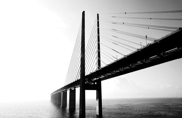 Προτάσεις για διακόσμησηΟ πίνακας BRI-003 είναι μια κομψή φωτογραφική αναπαράσταση που αναδεικνύει τον αρχιτεκτονικό σχεδιασμό μέσα από τη γέφυρα μιας σύγχρονης πόλης. Η καθαρότητα και η αρμονία των γραμμών τον καθιστούν ιδανικό για μοντέρνους και μινιμαλιστικούς χώρους, προσθέτοντας μια νότα αστικής σοφιστικέ αισθητικής. Σε έναν κλασικό χώρο, αυτός ο πίνακας σε καμβά μπορεί να λειτουργήσει ως τολμηρή αντίθεση που προσφέρει μια σύγχρονη πνοή, ενισχύοντας την αρμονία ανάμεσα στο παρελθόν και το παρόν. Οι ήρεμες αποχρώσεις του πίνακα τον καθιστούν επίσης κατάλληλο για γραφεία, όπου η ισορροπία και η ηρεμία είναι ζητούμενα.Λίγα λόγια για τον πίνακαΟ BRI-003 αποτυπώνει με ακρίβεια την κομψότητα της σύγχρονης αστικής αρχιτεκτονικής. Το κάδρο επιλέχθηκε με τρόπο που αναδεικνύει τη συμμετρία και το φως, ενισχύοντας το βάθος της εικόνας. Χρήσιμα στοιχεία όπως οι γραμμές και οι γεωμετρικοί σχηματισμοί προβάλλονται μέσα από απαλές πινελιές φωτός και σκιάς. Τα γκρι και οι μπλε αποχρώσεις κυριαρχούν, συνθέτοντας έναν ήρεμο και κομψό πίνακα, ενώ η λεπτή υφή της επιφάνειας ενισχύει τον ρεαλισμό και την αισθητική του.Η φωτογραφία αυτή προσφέρει μια αίσθηση ηρεμίας και σταθερότητας, προκαλώντας σκέψεις γύρω από την επίδραση της αρχιτεκτονικής στην ανθρώπινη ζωή. Η συμμετρία και η ισορροπία του κάδρου δημιουργούν μια αίσθηση ακρίβειας και τάξης, επιδιώκοντας να εμπνεύσουν τον θεατή να αναλογιστεί την ομορφιά της αστικής μορφής. Ο πίνακας σε καμβά γίνεται ένα παράθυρο στην αστική κομψότητα, προσφέροντας όχι μόνο οπτική απόλαυση, αλλά και πνευματική γαλήνη στον παρατηρητή.Ψηφιακή εκτύπωση σε καμβά. Ο καμβάς είναι υψηλής ποιότητας, ειδικός για ψηφιακή εκτύπωση που αναδεικνύει τα χρώματα. Είναι ιδανικός για διακόσμηση εσωτερικών χώρων. Παραλαμβάνετε τον πίνακα με την ψηφιακή εκτύπωση καμβά, τελαρωμένο σε τελάρο από ανθεκτικό ξύλο 2εκ, στη διάσταση που θέλετε.