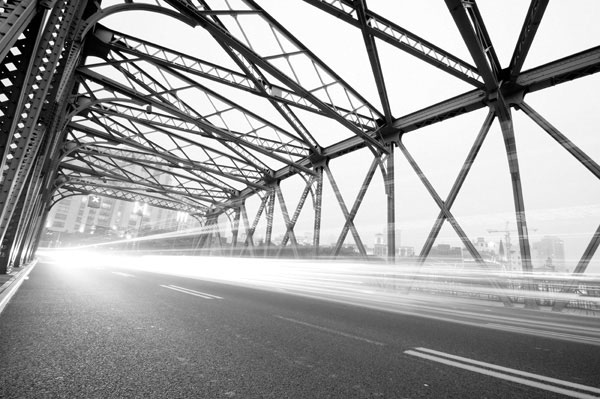 Προτάσεις για διακόσμησηΟ πίνακας σε καμβά BRI-016, με τον πλούσιο αστικό θέμα του και το θέμα της πόλης, μπορεί να ενσωματωθεί εύκολα σε μοντέρνα και κλασικά στυλ διακόσμησης. Στην περίπτωση του μοντέρνου χώρου, η αστική εικόνα προσδίδει έναν δυναμισμό και την αίσθηση του σύγχρονου αστικού τοπίου. Σε έναν πιο κλασικό χώρο, μπορεί να χρησιμεύσει ως ένα κομμάτι που ισορροπεί την παράδοση με την καινοτομία. Ο πίνακας θα αναδείξει με ευκολία μια μινιμαλιστική διαρρύθμιση, προσθέτοντας μια δόση έντασης με τις χαρακτηριστικές αποχρώσεις του.Λίγα λόγια για τον πίνακαΑυτή η καλλιτεχνική αναπαράσταση της πόλης και της αρχιτεκτονικής στοχεύει να αποκαλύψει τη διαχρονικότητα και τη μεγαλοπρέπεια των αστικών τοπίων. Οι αποχρώσεις του έργου είναι προσεκτικά επιλεγμένες, συνδυάζοντας φωτεινές και σκούρες αποχρώσεις που δημιουργούν μια έντονη αντίθεση, προσφέροντας μια ποικιλία οπτικών ενδιαφέροντος. Η υφή και οι πινελιές παρέχουν στο έργο μια ζωντανή αίσθηση, καθιστώντας το εικαστικά ελκυστικό.Ο πίνακας δημιουργεί στον θεατή μια αίσθηση εξερεύνησης και περιπέτειας, καλώντας τον να εξετάσει τη σχέση του ανθρώπου με το αστικό τοπίο. Μεταφέρει μια βαθιά αίσθηση ανακάλυψης, παρακινώντας το κοινό να αναλογιστεί τις καθημερινές τους μετακινήσεις μέσα από έναν διαφορετικό φακό. Αναμοχλεύει συναισθήματα περιέργειας και σεβασμού για την αρχιτεκτονική αριστεία που αναπαριστά.Ψηφιακή εκτύπωση σε καμβά. Ο καμβάς είναι υψηλής ποιότητας, ειδικός για ψηφιακή εκτύπωση που αναδεικνύει τα χρώματα. Είναι ιδανικός για διακόσμηση εσωτερικών χώρων. Παραλαμβάνετε τον πίνακα με την ψηφιακή εκτύπωση καμβά, τελαρωμένο σε τελάρο από ανθεκτικό ξύλο 2εκ, στη διάσταση που θέλετε.