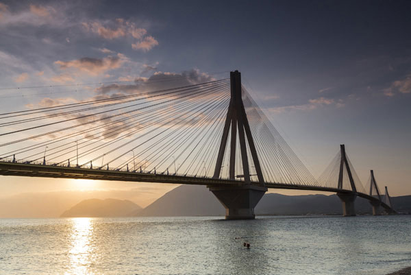 Προτάσεις για διακόσμησηΟ πίνακας σε καμβά BRI-020 αποτελεί μια εξαιρετική επιλογή για να προσθέσετε μια σύγχρονη και κομψή νότα στον χώρο σας. Η θεματική αρχιτεκτονική του πόλεις και γέφυρες μπορεί εύκολα να ενσωματωθεί σε διάφορα στυλ διακόσμησης. Σε ένα κλασικό σκηνικό, μπορεί να λειτουργήσει ως μοντέρνα αντίθεση, προσθέτοντας δυναμισμό στον χώρο. Σε ένα μοντέρνο περιβάλλον, οι γραμμές και οι δομές του πίνακα συμπληρώνουν τέλεια την αισθητική. Η μινιμαλιστική διακόσμηση αναδεικνύει την απλότητα και τις αποχρώσεις του έργου, ενώ προσελκύει τα βλέμματα ως κεντρικό στοιχείο. Ο πίνακας αυτός προσφέρει ευγενή πολυπλοκότητα και βάθος, καθιστώντας τον ιδανικό για αναβάθμιση κάθε χώρου.Λίγα λόγια για τον πίνακαΑυτός ο πίνακας ανήκει στη συλλογή Πόλεις και Αρχιτεκτονική και απεικονίζει με λεπτομέρεια και αρτιότητα τις αρχιτεκτονικές δομές γεφυρών που συνδέουν το αστικό στοιχείο με το φυσικό τοπίο. Η χρήση φωτός και σκιών στον πίνακα δημιουργεί ένα αίσθημα ζωντάνιας και δυναμικής, ενώ οι προσεκτικά σχεδιασμένες γραμμές προσδίδουν ρεαλισμό και βάθος στο έργο. Τα χρώματα, σε συνδυασμό με τις σαφείς πινελιές, αναδεικνύουν την ενέργεια που εκπέμπει μια μεγάλη πόλη, ενώ ταυτόχρονα τονίζουν τη δομική αρμονία και την πολυπλοκότητα της αρχιτεκτονικής.Η φωτογραφική απόδοση της αστικής αρχιτεκτονικής στον πίνακα σε καμβά BRI-020 προκαλεί τους θεατές να αισθανθούν το σφυγμό και την κίνηση μιας πόλης. Αναδεικνύει το μεγαλείο και την αισθητική των γεφυρών σαν σύμβολα σύνδεσης και μεταμόρφωσης. Η εικόνα αυτή μεταφέρει μια βαθιά αίσθηση περιπέτειας και προσμονής, προσκαλώντας τον θεατή να αναλογιστεί την ανθρώπινη ικανότητα για δημιουργία και την ομορφιά του διαχρονικά ανθεκτικού σχεδιασμού. Αφυπνίζει την αίσθηση του σύγχρονου πολιτισμού, ενώ παραμένει ουσιαστικό κομμάτι της καλλιτεχνικής έκφρασης.Ψηφιακή εκτύπωση σε καμβά. Ο καμβάς είναι υψηλής ποιότητας, ειδικός για ψηφιακή εκτύπωση που αναδεικνύει τα χρώματα. Είναι ιδανικός για διακόσμηση εσωτερικών χώρων. Παραλαμβάνετε τον πίνακα με την ψηφιακή εκτύπωση καμβά, τελαρωμένο σε τελάρο από ανθεκτικό ξύλο 2εκ, στη διάσταση που θέλετε.