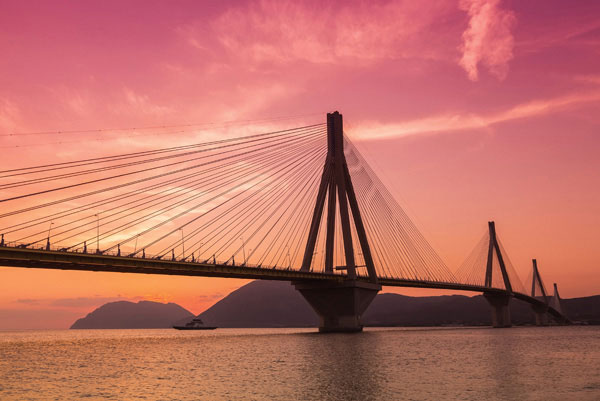 Προτάσεις για διακόσμησηΟ εντυπωσιακός πίνακας σε καμβά BRI-035, με τον μαγευτικό του απεικονισμό γέφυρας, αποτελεί ιδανική επιλογή για τη διακόσμηση ποικίλων εσωτερικών χώρων. Στο πλαίσιο ενός μοντέρνου στυλ, η λιτή και κομψή διάταξη της φωτογραφίας ενσωματώνεται άψογα, προσφέροντας ένα στοιχείο αρχιτεκτονικής δυναμικής και σύγχρονης αισθητικής. Σε έναν κλασικό χώρο, η απλότητα και οι αρμονικές γραμμές της γέφυρας δημιουργούν ισορροπία, προσθέτοντας βάθος και υφή. Το μινιμαλιστικό ύφος του πίνακα ξεχωρίζει από μόνο του ως κεντρικό σημείο ενδιαφέροντος, προσδίδοντας έναν αέρα ηρεμίας και κομψότητας. Κατάλληλος για σαλόνια, γραφεία ή και χώρους υποδοχής, αυτός ο πίνακας μπορεί να αναδείξει και να μεταμορφώσει κάθε δωμάτιο.Λίγα λόγια για τον πίνακαΗ δημιουργία BRI-035 αποτελεί μια εκπληκτική σύλληψη πόλεων και αρχιτεκτονικής σε φωτογραφική απεικόνιση. Ο σχεδιασμός εστιάζεται στην αλληλεπίδραση φωτός και σκιάς, όπου το φως αντανακλάται απαλά πάνω στα μεταλλικά στοιχεία της γέφυρας, δημιουργώντας μια αίσθηση αισιοδοξίας και αντοχής. Χρησιμοποιώντας μια παλέτα γήινων και ουδέτερων χρωμάτων, ο καλλιτέχνης καταφέρνει να αποδώσει τη μοντέρνα και ταυτόχρονα κλασική ομορφιά της αρχιτεκτονικής. Οι λεπτομέρειες της φωτογραφίας είναι προσεκτικά δουλεμένες, προσδίδοντας μια φυσική κίνηση και ισορροπία στη σκηνή, ενώ η προοπτική της εικόνας ενισχύει την εντύπωση ατέλειωτου βάθους.Ο πίνακας δημιουργεί αίσθηση ηρεμίας και σταθερότητας, καθώς συνδυάζει αρμονικά τα ισχυρά και σταθερά χαρακτηριστικά της γέφυρας με τα απαλά και ευαίσθητα παιχνίδια φωτός. Υπάρχει μια σχεδόν ποιητική αίσθηση στην εικόνα, καθώς ο θεατής καλείται να εξερευνήσει τα χαρακτηριστικά και τις σκιές της πόλης που απλώνεται στον ορίζοντα. Το έργο αυτό δεν απλώς απεικονίζει μια στιγμιαία όψη αρχιτεκτονικής, αλλά υποδηλώνει επίσης τις απεριόριστες δυνατότητες και τη δημιουργικότητα του ανθρώπινου πνεύματος, προσφέροντας στον παρατηρητή μια αίσθηση ελπίδας και προοπτικής.Ψηφιακή εκτύπωση σε καμβά. Ο καμβάς είναι υψηλής ποιότητας, ειδικός για ψηφιακή εκτύπωση που αναδεικνύει τα χρώματα. Είναι ιδανικός για διακόσμηση εσωτερικών χώρων. Παραλαμβάνετε τον πίνακα με την ψηφιακή εκτύπωση καμβά, τελαρωμένο σε τελάρο από ανθεκτικό ξύλο 2εκ, στη διάσταση που θέλετε.