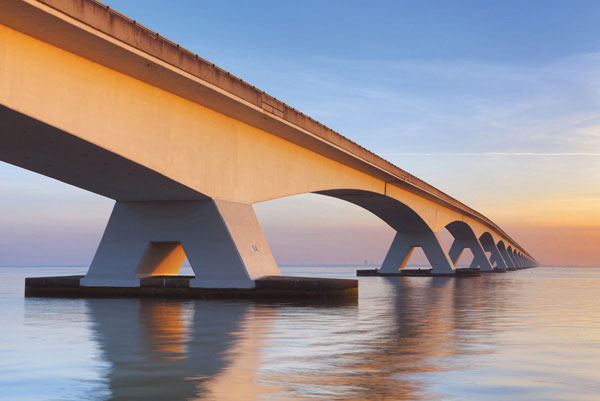 Προτάσεις για διακόσμησηΟ πίνακας σε καμβά BRI-050 είναι ιδανικός για διακόσμηση διαφόρων τύπων εσωτερικών χώρων, δίνοντας αίσθηση κομψότητας και πολυτέλειας. Σε έναν μοντέρνο χώρο, οι καθαρές γραμμές και τα αστικά θέματα μπορούν να δημιουργήσουν μια σοφιστικέ έμφαση και να προσφέρουν έναν αστικό χαρακτήρα στο δωμάτιο. Σε ένα μινιμαλιστικό περιβάλλον, οι λιτές αποχρώσεις και η λιτή αρχιτεκτονική του πίνακα ενισχύουν τη συνολική αίσθηση απλότητας και καθαρότητας. Για κλασικά διακοσμημένα δωμάτια, μπορεί να λειτουργήσει ως αντιφατικό στοιχείο που προσφέρει μια σύγχρονη πινελιά στο παραδοσιακό στυλ.Λίγα λόγια για τον πίνακαΟ πίνακας BRI-050 ανήκει στην ενότητα Πόλεις και Αρχιτεκτονική και αποτελεί μια ψηφιακή εκτύπωση. Η χρήση των φωτεινών και σκοτεινών αποχρώσεων αυξάνει τη θεατρικότητα του έργου, ενώ οι γεωμετρικές γραμμές και αρχιτεκτονικές λεπτομέρειες αναδεικνύουν την πολυπλοκότητα των σύγχρονων πόλεων. Η φωτογραφική αυτή απεικόνιση προκαλεί την αίσθηση της ζωντάνιας μιας μεγάλης πόλης, κάνοντας χρήση του φωτός για να συμβολίσει την ελπίδα και το δυναμισμό.Ο πίνακας δημιουργεί αίσθηση ενέργειας και κίνησης, με τις δυναμικές μορφές και τα παιχνιδιάρικα φώτα που διασταυρώνονται. Η στοχευμένη χρήση του φωτός και της σκιάς αποπνέει μια αίσθηση προσδοκίας και περιπέτειας, επιτρέποντας στον θεατή να εμβυθιστεί και να ονειρευτεί την τοποθεσία και τις εμπειρίες που αναπτύσσονται γύρω από τα αρχιτεκτονικά στοιχεία.Ψηφιακή εκτύπωση σε καμβά. Ο καμβάς είναι υψηλής ποιότητας, ειδικός για ψηφιακή εκτύπωση που αναδεικνύει τα χρώματα. Είναι ιδανικός για διακόσμηση εσωτερικών χώρων. Παραλαμβάνετε τον πίνακα με την ψηφιακή εκτύπωση καμβά, τελαρωμένο σε τελάρο από ανθεκτικό ξύλο 2εκ, στη διάσταση που θέλετε.