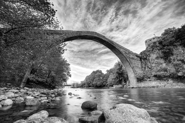 Προτάσεις για διακόσμησηΟ πίνακας με κωδικό 79239, BRI-051, είναι μια εξαιρετική πρόταση για τη διακόσμηση εσωτερικών χώρων με έντονη αισθητική. Με το θέμα του να εστιάζει σε εντυπωσιακές πόλεις και αρχιτεκτονικές κατασκευές, κυριαρχεί ένας κομψός και μοντέρνος χαρακτήρας που προσαρμόζεται εύκολα σε σύγχρονα περιβάλλοντα. Αυτή η φωτογραφία σε καμβά μπορεί να ενσωματωθεί με μαεστρία σε μινιμαλιστικές και βιομηχανικές διακοσμήσεις, προσδίδοντας έναν αέρα αστικής κομψότητας. Παράλληλα, σε έναν κλασικό χώρο, μπορεί να προσθέσει μια διακριτική νότα μοντέρνας φινέτσας.Λίγα λόγια για τον πίνακαΗ επιλογή του θέματος στην συγκεκριμένη φωτογραφία αντλεί έμπνευση από την πολυπλοκότητα και τη λειτουργικότητα των σύγχρονων αστικών τοπίων. Η φωτογραφία αποτυπώνει με ακρίβεια τις γραμμές και τις καμπύλες των αρχιτεκτονικών μορφών, προκαλώντας το ενδιαφέρον του θεατή. Οι αποχρώσεις που χρησιμοποιήθηκαν είναι κυρίως ουδέτερες, με έμφαση στον φωτισμό που διαχέεται αρμονικά μέσα στο έργο, δημιουργώντας μια αίσθηση βάθους και προοπτικής. Η αίσθηση που αποπνέει η εν λόγω φωτογραφία σε καμβά είναι μια αρμονική ισορροπία μεταξύ μοντέρνας αισθητικής και διαχρονικής αρχιτεκτονικής σχεδίασης. Προκαλεί σκέψεις για τον τρόπο με τον οποίο η αρχιτεκτονική μπορεί να επηρεάσει τη ζωή στις πόλεις, μεταφέροντας μια βαθιά αίσθηση δέους και σεβασμού για το ανθρώπινο επίτευγμα. Το αποτέλεσμα είναι καθηλωτικό, προσκαλώντας τον θεατή να περιπλανηθεί με το μυαλό του μέσα στο αστικό τοπίο που απεικονίζεται.Ψηφιακή εκτύπωση σε καμβά. Ο καμβάς είναι υψηλής ποιότητας, ειδικός για ψηφιακή εκτύπωση που αναδεικνύει τα χρώματα. Είναι ιδανικός για διακόσμηση εσωτερικών χώρων. Παραλαμβάνετε τον πίνακα με την ψηφιακή εκτύπωση καμβά, τελαρωμένο σε τελάρο από ανθεκτικό ξύλο 2εκ, στη διάσταση που θέλετε.