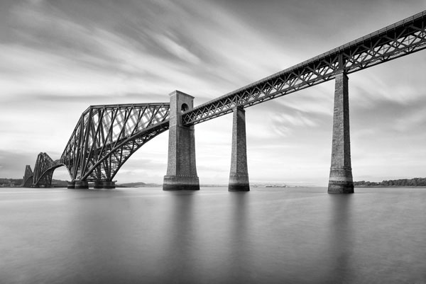 Προτάσεις για διακόσμησηΟ πίνακας σε καμβά BRI-065 απεικονίζει ένα εντυπωσιακό αρχιτεκτονικό τοπίο, που μπορεί να προσδώσει μια ιδιαίτερη αίσθηση κομψότητας και γοητείας σε κάθε εσωτερικό χώρο. Για έναν κλασικό χώρο, μπορεί να λειτουργήσει ως σημείο αναφοράς, φέρνοντας μια αίσθηση ιστορικού μεγαλείου. Σε ένα μοντέρνο περιβάλλον, οι γεωμετρικές μορφές και οι ισχυρές γραμμές μπορούν να αναδειχθούν, συνδυάζοντας το παρελθόν με το παρόν. Ταυτόχρονα, σε έναν μινιμαλιστικό χώρο, ο πίνακας μπορεί να γίνει το κεντρικό κομμάτι που προσθέτει βάθος και χαρακτήρα με την απλότητα και την κομψότητα των γραμμών του.Λίγα λόγια για τον πίνακαΗ φωτογραφία του πίνακα αποτυπώνει τη μαγευτική γέφυρα που συνδέει την αστική ζωντάνια με την αρχιτεκτονική τέχνη. Χρησιμοποιώντας έναν ισορροπημένο συνδυασμό φωτός και σκιών, καταφέρνει να δώσει στο τοπίο μια ελπιδοφόρα αίσθηση, με το φως να υπαινίσσεται νέα ξεκινήματα και την εξερεύνηση αμέτρητων δυνατοτήτων. Οι χρωματικές επιλογές επικεντρώνονται σε αποχρώσεις του μπλε και του μαύρου, προσδίδοντας στο έργο έναν ήρεμο αλλά δυναμικό χαρακτήρα.Ο πίνακας δημιουργεί αίσθηση ηρεμίας, καθώς προσκαλεί τον θεατή να ενσωματωθεί στον ρυθμό της πόλης και να ανακαλύψει την ομορφιά που κρύβεται στις λεπτομέρειες των κτιρίων και των γεφυρών της. Οι έντονες γραμμές και οι λεπτές αποχρώσεις λειτουργούν ως γέφυρα μεταξύ του σύγχρονου και του παραδοσιακού, επιτρέποντας στον καθένα να βιώνει το έργο με έναν προσωπικό και μοναδικό τρόπο.Ψηφιακή εκτύπωση σε καμβά. Ο καμβάς είναι υψηλής ποιότητας, ειδικός για ψηφιακή εκτύπωση που αναδεικνύει τα χρώματα. Είναι ιδανικός για διακόσμηση εσωτερικών χώρων. Παραλαμβάνετε τον πίνακα με την ψηφιακή εκτύπωση καμβά, τελαρωμένο σε τελάρο από ανθεκτικό ξύλο 2εκ, στη διάσταση που θέλετε.