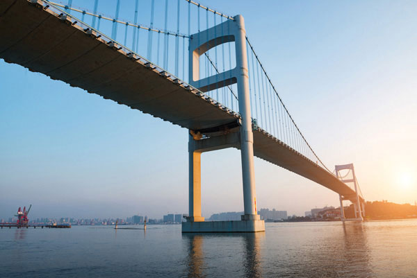 Προτάσεις για διακόσμησηΟ πίνακας σε καμβά BRI-071 ενσωματώνει το αστικό τοπίο με έναν εκλεπτυσμένο και κομψό τρόπο, καθιστώντας τον ιδανικό για διάφορα στυλ διακόσμησης. Σε ένα μοντέρνο περιβάλλον, οι αποχρώσεις του μπλε και του γκρι αναδεικνύουν την απλότητα και την καθαρότητα του χώρου, ενώ σε ένα κλασικό στυλ, οι λεπτομέρειες της αρχιτεκτονικής του επιτρέπουν να γίνεται το κεντρικό κομμάτι του σαλονιού ή του γραφείου. Επιπλέον, σε ένα μινιμαλιστικό κόνσεπτ, ο πίνακας προσφέρει μια διακριτική αναφορά στην ομορφιά της πόλης, προσθέτοντας βάθος και ενδιαφέρον χωρίς να αποσπά την προσοχή από την υπόλοιπη διακόσμηση.Λίγα λόγια για τον πίνακαΑυτός ο πίνακας αποτυπώνει την εικόνα μιας γέφυρας, με το φως να παίζει με τις επιφάνειες του νερού και του ουρανού, δημιουργώντας μια εξαιρετική ατμόσφαιρα ηρεμίας και γαλήνης. Η χρήση του φωτός εδώ συμβολίζει την ελπίδα και τη σύνδεση, δύο έννοιες που συχνά αναδύονται σε αστικά τοπία. Οι αποχρώσεις του γκρι και μπλε συνδυάζονται αρμονικά, δημιουργώντας έναν υποβλητικό καμβά που εκφράζει την γοητεία και την πολυπλοκότητα της σύγχρονης αρχιτεκτονικής.Ο πίνακας δημιουργεί μια αίσθηση ταξιδιού και περιπέτειας, καθώς η γέφυρα λειτουργεί ως σύμβολο σύνδεσης μεταξύ διαφορετικών κόσμων και εμπειριών. Οι λεπτομέρειες της αρχιτεκτονικής αποπνέουν μια αίσθηση ισχυρότητας και σταθερότητας, ενώ ταυτόχρονα μεταφέρουν τη μαγεία και τη μυστικισμό της πόλης. Σαν θεατής, μπορείς να αισθανθείς τον παλμό της ζωής, την κίνηση και την ησυχία που υπάρχουν σε αυτό το αστικό σκηνικό.Ψηφιακή εκτύπωση σε καμβά. Ο καμβάς είναι υψηλής ποιότητας, ειδικός για ψηφιακή εκτύπωση που αναδεικνύει τα χρώματα. Είναι ιδανικός για διακόσμηση εσωτερικών χώρων. Παραλαμβάνετε τον πίνακα με την ψηφιακή εκτύπωση καμβά, τελαρωμένο σε τελάρο από ανθεκτικό ξύλο 2εκ, στη διάσταση που θέλετε.