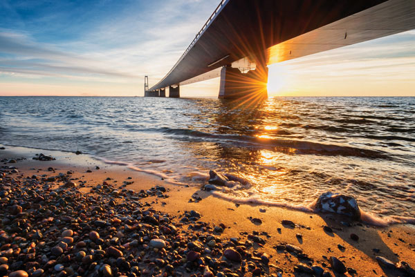 Προτάσεις για διακόσμησηΟ πίνακας σε καμβά BRI-080 μπορεί να αποτελέσει εξαιρετική προσθήκη σε διάφορα στυλ διακόσμησης. Σε ένα μοντέρνο περιβάλλον, το αρχιτεκτονικό θέμα και η αστική χρωματική παλέτα του πίνακα μπορούν να δημιουργήσουν μια κομψή και σύγχρονη αίσθηση. Στους μινιμαλιστικούς χώρους, οι καθαρές γραμμές και το γεωμετρικό παιχνίδι του φόντου αναδεικνύουν την αίσθηση της τάξης και της ηρεμίας. Σε κλασικούς χώρους, ο πίνακας μπορεί να χρησιμοποιηθεί για να προσφέρει μια σύγχρονη ανάσα, γεφυρώνοντας το παλιό με το νέο με έναν πολύπλευρο και διαχρονικό τρόπο. Επιπλέον, οι γήινες αποχρώσεις, σε συνδυασμό με τις πιο φωτεινές περιοχές του πίνακα, μπορούν να κάνουν τον χώρο πιο ζεστό και φιλόξενο.Λίγα λόγια για τον πίνακαΟ πίνακας σε καμβά BRI-080 ανήκει στην κατηγορία Πόλεις και Αρχιτεκτονική, και παρουσιάζει μια δυναμική αστική θέα. Η τεχνική φωτογραφίας με απόλυτη ακρίβεια και λεπτομέρεια αναδεικνύει κάθε στοιχείο της αρχιτεκτονικής. Η χρήση του φωτός στο κάδρο δημιουργεί εντυπωσιακές αντιθέσεις, ενώ τα χρώματα του δένουν την εικόνα προσφέροντας μια ζωντανή και ρεαλιστική απόδοση του τοπίου. Το έργο ισορροπεί ανάμεσα στις σκιές και τα φωτεινά στοιχεία, προσδίδοντας μια δραματική διάσταση που ελκύει το βλέμμα. Αντικατοπτρίζει τη σύνθετη ομορφιά της πόλης, αποκαλύπτοντας την αλληλεπίδραση μεταξύ δομής και φωτός.Η φωτογραφία που κοσμεί τον πίνακα δημιουργεί αίσθηση δέους και επιθυμία εξερεύνησης, προκαλώντας μια βαθύτερη σκέψη για το πώς ζουν και εργάζονται οι άνθρωποι στο αστικό περιβάλλον. Το παιχνίδισμα των γραμμών και των μορφών προσκαλεί τον θεατή να βυθιστεί σε έναν άλλον κόσμο, όπου η γέφυρα της αρχιτεκτονικής συνδέει το παρελθόν με το μέλλον, γνωστές αλήθειες με άρρητες συγκινήσεις. Η παρουσία της πόλης πάνω στον καμβά μεταφέρει τον θεατή πέρα από το συνηθισμένο, δημιουργώντας έναν διάλογο ανάμεσα στην κίνηση και την ακινησία.Ψηφιακή εκτύπωση σε καμβά. Ο καμβάς είναι υψηλής ποιότητας, ειδικός για ψηφιακή εκτύπωση που αναδεικνύει τα χρώματα. Είναι ιδανικός για διακόσμηση εσωτερικών χώρων. Παραλαμβάνετε τον πίνακα με την ψηφιακή εκτύπωση καμβά, τελαρωμένο σε τελάρο από ανθεκτικό ξύλο 2εκ, στη διάσταση που θέλετε.