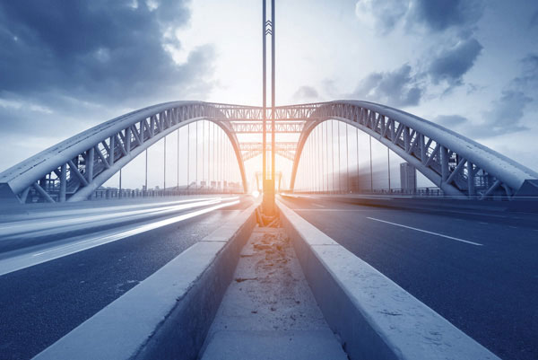 Προτάσεις για διακόσμησηΟ πίνακας BRI-083 με θέμα τις πόλεις και την αρχιτεκτονική αποτελεί μια εξαιρετική επιλογή για να προσθέσετε κομψότητα και σύγχρονη αισθητική σε διάφορους χώρους. Οι αποχρώσεις του γκρι και του μπλε τον καθιστούν ιδανικό για ένα μοντέρνο ή μινιμαλιστικό στυλ διακόσμησης, αναδεικνύοντας την κομψότητα του χώρου. Σε έναν κλασικό χώρο, ο πίνακας προσφέρει μια φρέσκια πινελιά μοντέρνας τέχνης που μπορεί να αποτελέσει το κεντρικό σημείο ενός σαλονιού ή ενός γραφείου. Η υψηλή ποιότητα της ψηφιακής εκτύπωσης σε καμβά εξασφαλίζει ότι ο πίνακας θα παραμείνει ένας εντυπωσιακός στοιχείο του χώρου σας για χρόνια.Λίγα λόγια για τον πίνακαΟ πίνακας BRI-083 αποτυπώνει την αρχιτεκτονική μεγαλοπρέπεια ενός αστικού τοπίου. Το φωτογραφικό του ύφος, με την ακρίβεια στις λεπτομέρειες και την ισορροπημένη σύνθεση, τονίζει τη δυναμική σχέση ανθρώπου και πόλης μέσα από την αρχιτεκτονική τέχνη. Οι αποχρώσεις του γκρι και του μπλε προσδίδουν μια αίσθηση ηρεμίας, ενώ οι καθαρές γραμμές και οι έντονες αντιθέσεις δημιουργούν μια επιβλητική παρουσία.Η αίσθηση της κίνησης και της ενέργειας που αποπνέει ο πίνακας μπορεί να προκαλέσει συναισθήματα θαυμασμού και σεβασμού για την ανθρώπινη δημιουργία στο πεδίο της αρχιτεκτονικής. Η φωτογραφική αποτύπωση δίνει έμφαση στην ένταση και το μεγαλείο των πόλεων, προσφέροντας στους θεατές μια ευκαιρία για βαθύτερη κατανόηση της αρμονίας που μπορεί να υπάρχει ανάμεσα στο δομημένο περιβάλλον και το φυσικό τοπίο. Είναι μια δημιουργία που προάγει τον διάλογο ανάμεσα στο παρελθόν και το παρόν και εμπνέει την αναζήτηση της αισθητικής στη σύγχρονη τέχνη.Ψηφιακή εκτύπωση σε καμβά. Ο καμβάς είναι υψηλής ποιότητας, ειδικός για ψηφιακή εκτύπωση που αναδεικνύει τα χρώματα. Είναι ιδανικός για διακόσμηση εσωτερικών χώρων. Παραλαμβάνετε τον πίνακα με την ψηφιακή εκτύπωση καμβά, τελαρωμένο σε τελάρο από ανθεκτικό ξύλο 2εκ, στη διάσταση που θέλετε.