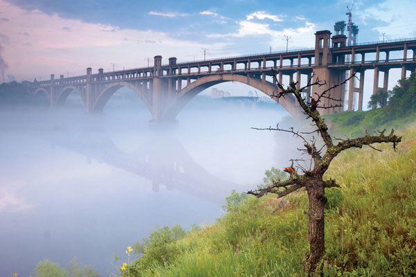 Προτάσεις για διακόσμησηΟ πίνακας σε καμβά BRI-087 με θέμα Πόλεις και Αρχιτεκτονική μπορεί να αποτελέσει μια ιδιαίτερη πρόταση για τη διακόσμηση του σπιτιού ή του γραφείου σας. Με την κομψή και έντονη αρχιτεκτονική του, ενσωματώνεται άψογα σε ένα μοντέρνο στυλ διακόσμησης, προσδίδοντας μια αίσθηση σύγχρονης κομψότητας. Στα κλασικά περιβάλλοντα μπορεί να λειτουργήσει ως σημείο αντίθεσης, φέρνοντας μια φρέσκια δόση αστικού στιλ. Οι λεπτές αποχρώσεις και η ένταση της αρχιτεκτονικής λεπτομέρειας θα αναδείξουν κάθε χώρο, δημιουργώντας ένα κεντρικό σημείο ενδιαφέροντος.Λίγα λόγια για τον πίνακαΟ BRI-087 είναι μια φωτογραφία ψηφιακά εκτυπωμένη σε καμβά, που αναδεικνύει την εντυπωσιακή αρχιτεκτονική της πόλης. Η εικόνα επικεντρώνεται σε σύγχρονες γέφυρες, με μια σύνθεση που αποτυπώνει τη δύναμη και την εξέλιξη της αστικής ζωής. Χρησιμοποιώντας γεωμετρικές γραμμές και προοπτικές, η φωτογραφία αιχμαλωτίζει το βλέμμα με την λιτή αλλά ισχυρή της προσέγγιση. Οι χρωματικές αντιθέσεις μεταξύ του ουρανού και των δομών προσδίδουν ένταση και βάθος στο έργο.Η αίσθηση που αποπνέει ο πίνακας είναι εκείνη της δέσμευσης προς την καινοτομία και το μέλλον. Το προοπτικό παιχνίδι ανάμεσα στις γραμμές της γέφυρας δημιουργεί μια αίσθηση κίνησης και προόδου. Η συγκεκριμένη εικόνα μπορεί να προκαλέσει στο θεατή συναισθήματα σεβασμού απέναντι στην ανθρώπινη ικανότητα να δημιουργεί μεγαλουργήματα. Μέσα από την φωτογραφική τεχνική, ενισχύεται η ατμόσφαιρα του σύγχρονου αστικού τοπίου που συνεχώς εξελίσσεται.Ψηφιακή εκτύπωση σε καμβά. Ο καμβάς είναι υψηλής ποιότητας, ειδικός για ψηφιακή εκτύπωση που αναδεικνύει τα χρώματα. Είναι ιδανικός για διακόσμηση εσωτερικών χώρων. Παραλαμβάνετε τον πίνακα με την ψηφιακή εκτύπωση καμβά, τελαρωμένο σε τελάρο από ανθεκτικό ξύλο 2εκ, στη διάσταση που θέλετε.