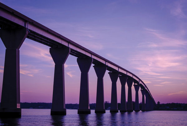 Προτάσεις για διακόσμησηΟ πίνακας σε καμβά BRI-095 με θέμα τις πόλεις και την αρχιτεκτονική μπορεί να ενσωματωθεί ευέλικτα σε διάφορα στυλ διακόσμησης. Σε ένα μοντέρνο σαλόνι, ο πίνακας προσδίδει μια δόση κομψότητας και αστικού αέρα, ενισχύοντας την αισθητική με την γεωμετρική του σύνθεση. Σε ένα μινιμαλιστικό περιβάλλον, ο πίνακας λειτουργεί ως κεντρικό στοιχείο που διατηρεί την καθαρότητα του χώρου ενώ προσθέτει ενδιαφέρον στις επιφάνειες. Για κλασικούς εσωτερικούς χώρους, ο συνδυασμός των αρχιτεκτονικών λεπτομερειών με τις αιχμηρές γραμμές του θέματος προσδίδει μια γοητευτική αντίθεση που μπορεί να αναδείξει την επιβλητικότητα και τη διαχρονική ομορφιά του δωματίου.Λίγα λόγια για τον πίνακαΗ BRI-095 αποτυπώνει με αρμονικό τρόπο διάφορα αστικά τοπία, αναδεικνύοντας την πολυπλοκότητα και την επιβλητικότητα της αρχιτεκτονικής στην καθημερινή ζωή των πόλεων. Μέσα από μια σειρά από φωτεινές πινελιές και γεμάτες χρώματα αποχρώσεις, το έργο προσφέρει μια ισχυρή αντίθεση που τονίζει την δύναμη των ανθρώπινων δημιουργημάτων. Τα χρώματα και υφές στον καμβά εμφανίζονται με τέτοιο τρόπο ώστε να προσδίδουν βάθος και διάσταση, δημιουργώντας μια τρισδιάστατη αίσθηση στον θεατή. Τα γραμμικά μοτίβα και οι σκιές συνθέτουν μια ατμόσφαιρα δυναμισμού και κίνησης, επισημαίνοντας τη συνεχή εξέλιξη του αστικού τοπίου.Ο πίνακας αποπνέει μια αίσθηση μεγαλοπρέπειας και δέους, ενισχύοντας τη σύνδεση του θεατή με τους τόπους που απεικονίζονται. Οι εικόνες μεταδίδουν μια αίσθηση διαρκούς εξέλιξης και αλλαγής, απεικονίζοντας παράλληλα τη σταθερότητα που προσφέρει η αρχιτεκτονική στον πολυάσχολο κόσμο των πόλεων. Με τον τρόπο αυτό, ο πίνακας συγχωνεύει την καθημερινότητα με την τέχνη, επιτρέποντας στον θεατή να ανακαλύψει την ομορφιά στην απλότητα και τη σύνθετη φύση του αστικού τοπίου.Ψηφιακή εκτύπωση σε καμβά. Ο καμβάς είναι υψηλής ποιότητας, ειδικός για ψηφιακή εκτύπωση που αναδεικνύει τα χρώματα. Είναι ιδανικός για διακόσμηση εσωτερικών χώρων. Παραλαμβάνετε τον πίνακα με την ψηφιακή εκτύπωση καμβά, τελαρωμένο σε τελάρο από ανθεκτικό ξύλο 2εκ, στη διάσταση που θέλετε.