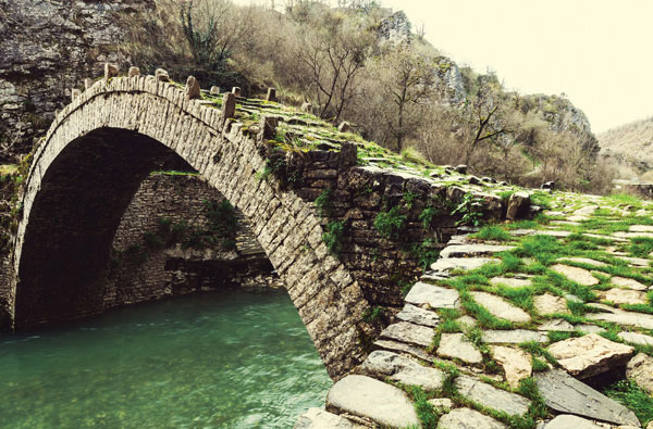 Προτάσεις για διακόσμησηΟ πίνακας σε καμβά BRI-110 μπορεί να ενσωματωθεί εξαιρετικά σε διάφορα στυλ διακόσμησης εσωτερικών χώρων. Στο μοντέρνο στυλ, η αστικότητα του θέματος με τις γραμμικές μορφές και τη συμμετρία του, προσφέρει μια αίσθηση τάξης και καθαρότητας. Σε έναν μινιμαλιστικό χώρο, οι γκρι αποχρώσεις του πίνακα μπορούν να συνδυαστούν τέλεια με λευκούς τόνους, προβάλλοντας τις αρχιτεκτονικές λεπτομέρειες. Σε αντίθεση, για ένα κλασικό στυλ, ο πίνακας μπορεί να προσδώσει μια σύγχρονη πινελιά συνδέοντας την παραδοσιακή αισθητική με τη μοντέρνα αντίληψη του χώρου.Λίγα λόγια για τον πίνακαΗ επιλογή του θέματός του, που εστιάζεται σε πολεοδομικά τοπία, προσφέρει μια αίσθηση αστικού ρυθμού και κίνησης. Οι σκούρες και φωτεινές αντιθέσεις που χρησιμοποιούνται αποδίδουν έναν δυναμισμό, ενώ η λεπτομερής απεικόνιση της αρχιτεκτονικής αναδεικνύει την οργάνωση και τη δομή. Οι αποχρώσεις ασημί και γκρι προσδίδουν μοντέρνα κομψότητα, ενώ η χρήση του φωτός δημιουργεί μια ισορροπία ανάμεσα στον ορίζοντα και το δομημένο τοπίο.Ο πίνακας BRI-110 δημιουργεί μια αίσθηση εμπνευσμένης ελευθερίας και αστικής εξερεύνησης, προκαλώντας στο θεατή την επιθυμία να ανακαλύψει τις κρυφές πτυχές της πόλης. Οι λεπτές πινελιές και η υφή του καμβά προσδίδουν βάθος στο τοπίο, δίνοντάς την αίσθηση της συνέχειας και του χρόνου. Οι απαλές αντιθέσεις χρωμάτων έχουν την ικανότητα να ηρεμούν και να προσφέρουν μια καλλιτεχνική ανάπαυλα στο πολυάσχολο μυαλό, ενώ την ίδια στιγμή συνδέουν συναισθηματικά το θεατή με το αστικό περιβάλλον.Ψηφιακή εκτύπωση σε καμβά. Ο καμβάς είναι υψηλής ποιότητας, ειδικός για ψηφιακή εκτύπωση που αναδεικνύει τα χρώματα. Είναι ιδανικός για διακόσμηση εσωτερικών χώρων. Παραλαμβάνετε τον πίνακα με την ψηφιακή εκτύπωση καμβά, τελαρωμένο σε τελάρο από ανθεκτικό ξύλο 2εκ, στη διάσταση που θέλετε.