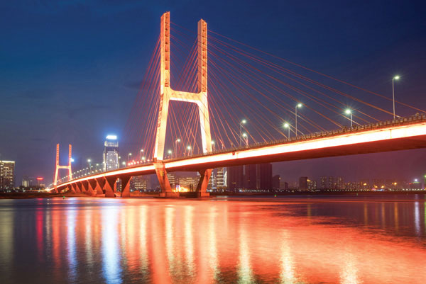 Προτάσεις για διακόσμησηΟ πίνακας BRI-120 μπορεί να ενσωματωθεί αρμονικά σε διάφορα στυλ διακόσμησης λόγω της κλασικής θεματολογίας του με πόλεις και αρχιτεκτονικά στοιχεία. Σε έναν κλασικό χώρο, μπορεί να προσθέσει μια αίσθηση παλαιότητας και ιστορικού βάθους, γεφυρώνοντας τις ρίζες με το παρόν. Σε ένα μοντέρνο στυλ, ο συνδυασμός των αρχιτεκτονικών γραμμών θα αναδείξει την κομψότητα και την αρμονία του χώρου, προσφέροντας μια διακριτική, αλλά εντυπωσιακή παρουσία. Για το μινιμαλιστικό περιβάλλον, οι αποχρώσεις και τα γεωμετρικά στοιχεία θα προσφέρουν ισορροπία, ενώ η συνολική αισθητική θα δημιουργεί μια αίσθηση ηρεμίας και ταυτόχρονα ενδιαφέροντος.Λίγα λόγια για τον πίνακαΟ πίνακας σε καμβά BRI-120 αποτυπώνει μια εμβληματική θέα μιας πόλης με γέφυρα, αποδίδοντας την καθημερινότητα και την αρχιτεκτονική ομορφιά. Χρησιμοποιεί λεπτές, αλλά καθαρές γραμμές που προσδίδουν δυναμική στο έργο, ενώ η ατμοσφαιρική χρήση του φωτός αποπνέει την αίσθηση της αλλαγής της ημέρας, υποδηλώνοντας την κίνηση, τον χρόνο και την εξέλιξη. Η αρμονία των χρωμάτων τονίζει την παρουσία του αστικού τοπίου σε μια κομψή και καλλιεργημένη μορφή.Αυτός ο πίνακας καμβά προσφέρει μια διαχρονική ομορφιά, δημιουργώντας αίσθηση σιγουριάς και σταθερότητας. Μεταφέρει μια βαθιά αίσθηση θαυμασμού για την αρχιτεκτονική και το αστικό τοπίο. Αναδεικνύει την έννοια της συνύπαρξης των παλαιών και των νέων στοιχείων, ενώ ταυτόχρονα ενθαρρύνει τον θεατή να αναλογιστεί τη δική του σύνδεση με το αστικό περιβάλλον.Ψηφιακή εκτύπωση σε καμβά. Ο καμβάς είναι υψηλής ποιότητας, ειδικός για ψηφιακή εκτύπωση που αναδεικνύει τα χρώματα. Είναι ιδανικός για διακόσμηση εσωτερικών χώρων. Παραλαμβάνετε τον πίνακα με την ψηφιακή εκτύπωση καμβά, τελαρωμένο σε τελάρο από ανθεκτικό ξύλο 2εκ, στη διάσταση που θέλετε.