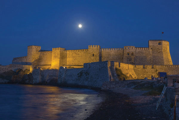 Προτάσεις για διακόσμησηΟ πίνακας αυτός μπορεί να ενσωματωθεί ομαλά σε κάθε χώρο λόγω της ιδιαίτερης θεματικής του, που αφορά πόλεις και αρχιτεκτονική. Σε ένα κλασικό περιβάλλον, μπορεί να ενισχύσει την αίσθηση κομψότητας, προσθέτοντας μυστήριο και ιστορικό νόημα στη διακόσμηση. Σε έναν μοντέρνο χώρο, ο πίνακας «CAS-013» λειτουργεί ως αντιπαράθεση μεταξύ της σύγχρονης αισθητικής και της ιστορικής τάξης, προσφέροντας μια ισορροπημένη δόση αναδρομής. Μέσα σε ένα μινιμαλιστικό περιβάλλον, ο πίνακας σε καμβά μπορεί να λειτουργήσει σαν κεντρικό στοιχείο, προσθέτοντας βάθος και αναδεικνύοντας την ομορφιά της απλότητας με τις αρχιτεκτονικές γραμμές του.Λίγα λόγια για τον πίνακαΟ πίνακας κατηγοριοποιείται στις πόλεις και στην αρχιτεκτονική, αντικατοπτρίζοντας την αισθητική των ιστορικών δομών. Ανήκει στην καλλιτεχνική κατηγορία της φωτογραφίας, όπου η λεπτομέρεια και η αυθεντικότητά της αναδεικνύονται μέσα από την ψηφιακή εκτύπωση. Ο συνδυασμός των σκιών και των ανοιχτόχρωμων τόνων δημιουργεί ένα παιχνίδι ανάμεσα στο φως και το σκοτάδι, συμβολίζοντας την πάροδο του χρόνου και την σταθερότητα των αρχιτεκτονικών δομών. Η ισορροπία ανάμεσα στις λεπτές αποχρώσεις και το έντονο βάθος προσφέρει στο θεατή μια αίσθηση γαλήνης και περιέργειας για το παρελθόν και το μέλλον της πόλης που απεικονίζεται.Ο πίνακας «CAS-013», με την λεπτομέρεια και την αρμονία του, δημιουργεί μια αίσθηση διαχρονικότητας. Προκαλεί τον θεατή να συνδεθεί συναισθηματικά με το παρελθόν, προσφέροντας παράλληλα μια αίσθηση ασφάλειας και σταθερότητας. Η αρχιτεκτονική θεματολογία λειτουργεί άψογα ως γέφυρα ανάμεσα σε διαφορετικούς πολιτιστικούς κόσμους, επιτρέποντας στον παρατηρητή να εξερευνήσει μυστικές ιστορίες και να αγκαλιάσει μια διαχρονική γοητεία. Αυτό το στοιχείο κάνει τον πίνακα ιδανικό τόσο για τους λάτρεις της ιστορίας όσο και για τους ενθουσιώδεις του σύγχρονου σχεδιασμού.Ψηφιακή εκτύπωση σε καμβά. Ο καμβάς είναι υψηλής ποιότητας, ειδικός για ψηφιακή εκτύπωση που αναδεικνύει τα χρώματα. Είναι ιδανικός για διακόσμηση εσωτερικών χώρων. Παραλαμβάνετε τον πίνακα με την ψηφιακή εκτύπωση καμβά, τελαρωμένο σε τελάρο από ανθεκτικό ξύλο 2εκ, στη διάσταση που θέλετε.