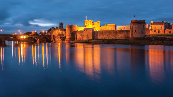 Προτάσεις για διακόσμησηΟ πίνακας CAS-019 είναι μια εξαιρετική επιλογή για την διακόσμηση εσωτερικών χώρων, προσδίδοντας μια αίσθηση κομψότητας και ταξιδιού. Ο σχεδιασμός του, με βάση την αρχιτεκτονική και τις πόλεις, αναδεικνύει τις λεπτομέρειες των αστικών τοπίων και προσφέρει μια εντυπωσιακή παρουσίαση που μπορεί να ενσωματωθεί σε ποικιλία στυλ διακόσμησης. Σε έναν μοντέρνο χώρο, θα αποτελέσει το κεντρικό σημείο αναφοράς, ενώ σε πιο κλασικούς εσωτερικούς χώρους θα προσθέσει μια ενδιαφέρουσα αντίθεση, διατηρώντας παράλληλα την αρμονία του συνόλου. Το μινιμαλιστικό στυλ διακόσμησης θα ενισχυθεί από την απλότητα και την καθαρότητα των γραμμών του πίνακα.Λίγα λόγια για τον πίνακαΑυτός ο πίνακας φωτογραφίας, ο οποίος προέρχεται από τη συλλογή Πόλεις και Αρχιτεκτονική, προσφέρει έναν μοναδικό συμβολισμό, καθώς αναδεικνύει την αλληλεπίδραση του σύγχρονου ανθρώπου με τις αστικές δομές και το περιβάλλον του. Η χρήση των χρωμάτων σε αυτόν τον πίνακα είναι ιδιαίτερα προσεγμένη, με αποχρώσεις που υπογραμμίζουν τις δομές και τις λεπτομέρειες της πόλης, δημιουργώντας μία αίσθηση ρεαλισμού και ιστορικής αναδρομής. Η λεπτότητα της φωτογραφικής αποτύπωσης συμβάλλει στην ανάδειξη του αρχιτεκτονικού μεγαλείου.Ο πίνακας CAS-019 δημιουργεί μία αίσθηση μεγαλοπρέπειας και θαυμασμού. Η ατμόσφαιρα και η ιστορία που αποπνέει φέρνουν στο προσκήνιο την ανθεκτικότητα και την εξέλιξη των πόλεων στην πορεία του χρόνου. Συνδέεται με το θεατή με την επιβλητική παρουσία του και καλεί σε ένα εσωτερικό ταξίδι ανακάλυψης και αποδοχής του αστικού παρελθόντος και παρόντος. Είναι ένας καμβάς που μπορεί να προκαλέσει στοχασμό και εκτίμηση για την αρχιτεκτονική τέχνη.Ψηφιακή εκτύπωση σε καμβά. Ο καμβάς είναι υψηλής ποιότητας, ειδικός για ψηφιακή εκτύπωση που αναδεικνύει τα χρώματα. Είναι ιδανικός για διακόσμηση εσωτερικών χώρων. Παραλαμβάνετε τον πίνακα με την ψηφιακή εκτύπωση καμβά, τελαρωμένο σε τελάρο από ανθεκτικό ξύλο 2εκ, στη διάσταση που θέλετε.