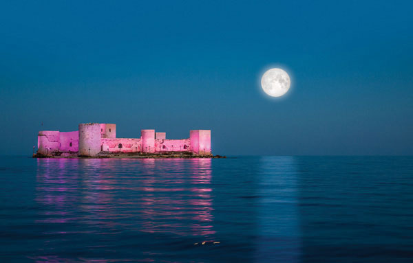 Προτάσεις για διακόσμησηΟ πίνακας σε καμβά CAS-067 απεικονίζει την αρχιτεκτονική μιας πόλης και μπορεί να ενσωματωθεί σε διάφορα στυλ διακόσμησης. Σε ένα κλασικό σαλόνι, μπορεί να προσθέσει έναν αέρα κομψότητας και ιστορικού βάθους, αναδεικνύοντας τον χώρο μέσω των πλούσιων αποχρώσεων και της λεπτομερούς σχεδίασης. Σε ένα μοντέρνο περιβάλλον, οι καθαρές γραμμές και ο διαχρονικός σχεδιασμός του πίνακα μπορούν να προσφέρουν ένα στοιχείο αντίθεσης και ενδιαφέροντος. Τέλος, σε έναν μινιμαλιστικό χώρο, ο απλός αλλά επιβλητικός χαρακτήρας του πίνακα μπορεί να προσδώσει έναν εστιακό σημείο, ενισχύοντας την αίσθηση ευρυχωρίας και τάξης.Λίγα λόγια για τον πίνακαΑυτός ο πίνακας σε καμβά χαρακτηρίζεται από την επιβλητική απεικόνιση αρχιτεκτονικών στοιχείων, αποκαλύπτοντας τη σύνθετη γεωμετρία και την υφή της φωτογραφίας. Οι καθαρές γραμμές και η δυναμική προοπτική προσδίδουν κίνηση και ζωντάνια στο έργο. Το παιχνίδι του φωτός και των σκιών προσθέτει βάθος, ενώ οι ουδέτερες αποχρώσεις μπορούν να δημιουργήσουν μια επίγεια αίσθηση ηρεμίας πέρα από την φασαρία της καθημερινής ζωής. Το έργο αυτό, με τη χρήση του φωτός και της σκιάς, συμβολίζει την ισορροπία μεταξύ της δομής και της αέναης κίνησης της πόλης.Αυτός ο πίνακας δημιουργεί αίσθηση δέους και περιέργειας, προσκαλώντας τον θεατή να ανακαλύψει διαχρονικές ιστορίες και αφηρημένες ιδέες που ενυπάρχουν πίσω από τις δομές της πόλης. Μεταφέρει μια βαθιά αίσθηση περιήγησης και εξερεύνησης, καθώς το μάτι τριγυρνά στα αρχιτεκτονικά θαύματα που απεικονίζονται. Είναι ένας υπέροχος τρόπος να προσδώσετε κάτι το καταπληκτικό στην αισθητική του χώρου σας και να προκαλέσετε σκέψεις για την πολυπλοκότητα της ζωής στην πόλη.Ψηφιακή εκτύπωση σε καμβά. Ο καμβάς είναι υψηλής ποιότητας, ειδικός για ψηφιακή εκτύπωση που αναδεικνύει τα χρώματα. Είναι ιδανικός για διακόσμηση εσωτερικών χώρων. Παραλαμβάνετε τον πίνακα με την ψηφιακή εκτύπωση καμβά, τελαρωμένο σε τελάρο από ανθεκτικό ξύλο 2εκ, στη διάσταση που θέλετε.