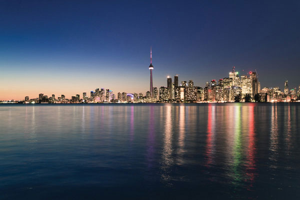 Προτάσεις για διακόσμησηΟ πίνακας σε καμβά CIE-006 ενσωματώνει αρμονικά το θέμα των πόλεων και της αρχιτεκτονικής, προσφέροντας εκλεπτυσμένο ύφος που μπορεί να προσδώσει κομψότητα σε οποιοδήποτε χώρο. Σε έναν μοντέρνο εσωτερικό χώρο, οι γεωμετρικές γραμμές και οι αστικές απεικονίσεις μπορούν να αναδείξουν τον μινιμαλισμό και τη σύγχρονη αισθητική του χώρου. Σε πιο κλασική διακόσμηση, οι λεπτομέρειες του πίνακα προσφέρουν ένα σημείο αναφοράς που συνδυάζει τη διαχρονικότητα με τη μοντέρνα τέχνη, ενώ η επιλογή του τον ανυψώνει σε βασικό κομμάτι σε ένα καθιστικό ή ένα γραφείο.Λίγα λόγια για τον πίνακαΗ επιλογή των αποχρώσεων στον πίνακα CIE-006, με τους γκρίζους και ουδέτερους τόνους συνδυασμένους με λεπτομέρειες φωτός, δημιουργούν μια αίσθηση σύγχρονης αρμονίας. Οι πινελιές είναι καθαρές και κομψές, ενισχύοντας την αίσθηση της αστικής ζωής και της κίνησης. Το θέμα και η ιδέα του πίνακα εστιάζουν σε μια δυναμική πόλη, εξετάζοντας τη σχέση του ανθρώπου με το δομημένο περιβάλλον μέσω των οπτικών αντιθέσεων που προσφέρουν οι φουτουριστικές αρχιτεκτονικές μορφές.Ο πίνακας δημιουργεί μια αίσθηση περιπέτειας και ανακάλυψης, καθώς οι λεπτοδουλεμένες γραμμές και οι κρυφές λεπτομέρειες καλούν τον θεατή να εξερευνήσει κάθε σπιθαμή του έργου. Προκαλεί τον θεατή να αναρωτηθεί για το πώς ο χώρος και η γεωμετρία συνδέονται στην καθημερινότητα, μεταφέροντας μια βαθιά αίσθηση αναζήτησης και κατανόησης του αστικού τοπίου. Αυτός ο πίνακας αποτελεί μια γέφυρα που ενώνει την πραγματικότητα με την τέχνη και την αρχιτεκτονική.Ψηφιακή εκτύπωση σε καμβά. Ο καμβάς είναι υψηλής ποιότητας, ειδικός για ψηφιακή εκτύπωση που αναδεικνύει τα χρώματα. Είναι ιδανικός για διακόσμηση εσωτερικών χώρων. Παραλαμβάνετε τον πίνακα με την ψηφιακή εκτύπωση καμβά, τελαρωμένο σε τελάρο από ανθεκτικό ξύλο 2εκ, στη διάσταση που θέλετε.