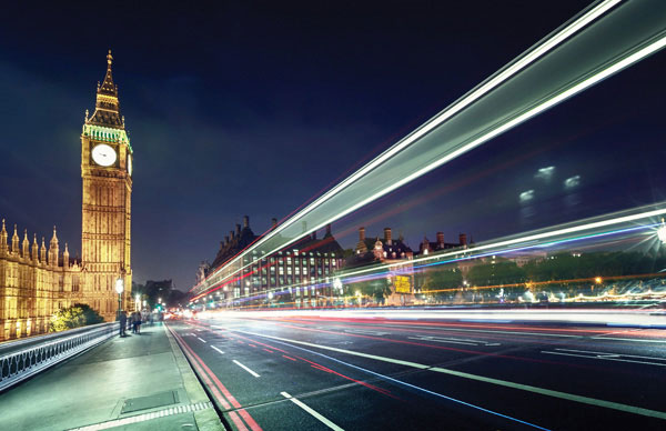 Προτάσεις για διακόσμησηΟ Πίνακας σε καμβά CIE-010 εντάσσεται με ευκολία σε διάφορα στυλ διακόσμησης, χάρη στα αρχιτεκτονικά του θέματα και την κομψότητα που αποπνέει. Σε έναν χώρο με κλασικό στυλ, μπορεί να τοποθετηθεί πάνω από ένα μαρμάρινο τζάκι, προσθέτοντας μια πινελιά σύγχρονης αισθητικής. Αν πάλι, ο χώρος είναι σύγχρονος ή μινιμαλιστικός, ο πίνακας μπορεί να κρεμαστεί σε μια σαλόνι, αποτελώντας το κεντρικό στοιχείο που προσδίδει ένταση και ενδιαφέρον. Τα αρμονικά χρώματα και η θεματική του δίνουν την ευκαιρία να συμπληρωθεί από ουδέτερα ή γήινα χρώματα στον υπόλοιπο χώρο, αναδεικνύοντας την ομορφιά και το ύφος του.Λίγα λόγια για τον πίνακαΟ πίνακας CIE-010 ανήκει στην κατηγορία των Πόλεις και Αρχιτεκτονική και απεικονίζει με απαράμιλλο στυλ αστικές σκηνές, αναδεικνύοντας την πολυπλοκότητα και τη μεγαλοπρέπεια των ανθρώπινων κατασκευών. Η χρήση βαθιών χρωμάτων, όπως το γραφίτη και η ώχρα, δημιουργεί αντιθέσεις και δίνει έμφαση στα δομικά στοιχεία, ενώ οι υφές προσδίδουν στην εικόνα μία τρισδιάστατη αίσθηση, κάνοντας την εικόνα να ξεχωρίζει στο χώρο.Ο πίνακας CIE-010 δημιουργεί μια αίσθηση θαυμασμού μπροστά στην πολυπλοκότητα και τη μαγεία της αστικής ζωής. Η φωτογραφική του απεικόνιση καταφέρνει να αποτυπώσει τόσο την κίνηση όσο και τη στατικότητα, οδηγώντας τον θεατή σε ένα ταξίδι μέσα από την πόλη. Η ατμόσφαιρα που αποπνέει είναι γεμάτη ενέργεια και δέος, μεταφέροντας στον θεατή την αίσθηση της δυναμικής εξέλιξης και του ανεξάντλητου θεάματος.Ψηφιακή εκτύπωση σε καμβά. Ο καμβάς είναι υψηλής ποιότητας, ειδικός για ψηφιακή εκτύπωση που αναδεικνύει τα χρώματα. Είναι ιδανικός για διακόσμηση εσωτερικών χώρων. Παραλαμβάνετε τον πίνακα με την ψηφιακή εκτύπωση καμβά, τελαρωμένο σε τελάρο από ανθεκτικό ξύλο 2εκ, στη διάσταση που θέλετε.