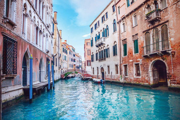 Προτάσεις για διακόσμησηΟ πίνακας σε καμβά CIE-013 είναι ιδανικός για την ανάδειξη εσωτερικών χώρων με ποικίλα στυλ διακόσμησης. Σε έναν μοντέρνο χώρο, οι λεπτομερείς αποχρώσεις και η επιβλητική εικόνα μίας σύγχρονης πόλης δημιουργούν ένα εντυπωσιακό σημείο αναφοράς. Σε ένα κλασικό στυλ, η απεικόνιση της αρχιτεκτονικής μπορεί να προσφέρει μια ενδιαφέρουσα αντίθεση, συνδυάζοντας τον παλιό με τον νέο κόσμο. Σε έναν μινιμαλιστικό χώρο, η φωτογραφία μπορεί να λειτουργήσει ως καλλιτεχνική προσθήκη, που δίνει βάθος και χαρακτήρα στο περιβάλλον, διατηρώντας τη συνολική λιτότητα.Λίγα λόγια για τον πίνακαΑυτός ο πίνακας φωτογραφίας ενσωματώνει τεχνικά στοιχεία υψηλής ακρίβειας, αποτυπώνοντας μια μεγαλούπολη με εξαιρετική λεπτομέρεια. Το παιχνίδι του φωτός και της σκιάς προσθέτει δυναμική, αναδεικνύοντας τη ζωντάνια και την πολυσύνθετη φύση της αστικής ζωής. Οι αποχρώσεις που κυριαρχούν είναι ψυχρές, με έμφαση στο ατσάλινο γκρι και το μπλε, προκαλώντας μια αίσθηση διέγερσης και ενεργητικότητας, ενώ ταυτόχρονα υποδηλώνουν την απέραντη δυνατότητα και την ελπίδα του αστικού τοπίου.Η φωτογραφία CIE-013 δημιουργεί μια αίσθηση γοητείας και μυστηρίου, προσκαλώντας τον θεατή να αναλογιστεί την αέναη κίνηση και την ποικιλία των εμπειριών σε μια σύγχρονη πόλη. Η απεικόνιση δίνει την εντύπωση ότι κάθε παράθυρο και γωνία κρύβει μια ιστορία και μια νέα δυνατότητα. Ο θεατής καλείται να ταξιδέψει νοητά μέσα στις απεικονιζόμενες σκηνές, μεταφέροντας τη φαντασία του πέρα από τα όρια του καμβά, καλλιεργώντας μια βαθιά αίσθηση αναζήτησης και ανακάλυψης.Ψηφιακή εκτύπωση σε καμβά. Ο καμβάς είναι υψηλής ποιότητας, ειδικός για ψηφιακή εκτύπωση που αναδεικνύει τα χρώματα. Είναι ιδανικός για διακόσμηση εσωτερικών χώρων. Παραλαμβάνετε τον πίνακα με την ψηφιακή εκτύπωση καμβά, τελαρωμένο σε τελάρο από ανθεκτικό ξύλο 2εκ, στη διάσταση που θέλετε.