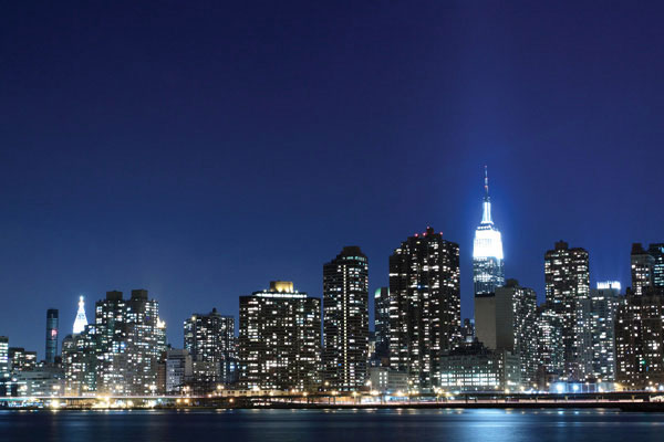 Προτάσεις για διακόσμησηΟ πίνακας σε καμβά CIE-018 αποτελεί μια φανταστική επιλογή για τη διακόσμηση του εσωτερικού χώρου. Με το θέμα του, που απεικονίζει πόλεις και αρχιτεκτονικά τοπία, ενσωματώνεται άψογα σε σύγχρονους και μινιμαλιστικούς χώρους. Οι καθαρές γραμμές και οι ουδέτερες αποχρώσεις που κυριαρχούν στην εικόνα, μπορούν να εμπλουτίσουν μοντέρνα σπίτια, προσδίδοντας έναν αέρα κομψότητας και αστικής φινέτσας. Μπορεί επίσης να αποτελέσει κεντρικό κομμάτι σε γραφεία ή επαγγελματικούς χώρους, αναδεικνύοντας την αισθητική και την πολιτιστική δυναμική που επιθυμεί να προβάλλει οποιοσδήποτε χώρος με πνεύμα κοσμοπολίτικης προσέγγισης.Λίγα λόγια για τον πίνακαΑυτός ο πίνακας σε καμβά αποπνέει μια αίσθηση αρχιτεκτονικής τέχνης και εξισορρόπησης. Η εικόνα συνδυάζει πολυεπίπεδα χρώματα και αντιθέσεις φωτός, δημιουργώντας έτσι μια εντυπωσιακή οπτική εμπειρία. Η χρήση ψυχρών και ουδέτερων αποχρώσεων υπογραμμίζει την επιβλητικότητα των πόλεων, ενώ τα γεωμετρικά μοτίβα προσδίδουν έναν χαρακτήρα αρμονικής σύνθεσης. Η καλλιτεχνική επιλογή του συγκεκριμένου θέματος εμπνέει σκέψεις γύρω από τη συνύπαρξη της φύσης με την ανθρώπινη κατασκευή και την εσωτερική ομορφιά κάθε πόλης.Με μία προσεκτική ισορροπία, ο πίνακας δημιουργεί μια ήρεμη αλλά κράσπεδα ενίσχυση της ενέργειας, που εισάγει τον θεατή σε έναν κόσμο όπου η ανθρώπινη δημιουργία και η φυσική τάξη συνυπάρχουν. Προσκαλεί τον παρατηρητή να αναλογιστεί την αντίθεση των μεγάλων δομών και τον τρόπο που αλληλεπιδρούν με το περιβάλλον γύρω τους, προσφέροντας μία βαθιά αίσθηση δέους και θαυμασμού. Συμβάλλει στην δημιουργία ενός πνεύματος ανακάλυψης και εξερεύνησης, καθιστώντας τον ιδανικό για όσους επιθυμούν να προσδώσουν έναν σύγχρονο, αλλά διαχρονικό χαρακτήρα στον χώρο τους.Ψηφιακή εκτύπωση σε καμβά. Ο καμβάς είναι υψηλής ποιότητας, ειδικός για ψηφιακή εκτύπωση που αναδεικνύει τα χρώματα. Είναι ιδανικός για διακόσμηση εσωτερικών χώρων. Παραλαμβάνετε τον πίνακα με την ψηφιακή εκτύπωση καμβά, τελαρωμένο σε τελάρο από ανθεκτικό ξύλο 2εκ, στη διάσταση που θέλετε.