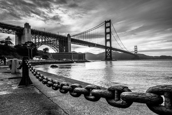 Προτάσεις για διακόσμησηΟ πίνακας σε καμβά CIE-022 προσφέρει μια εκλεπτυσμένη τεχνοτροπία που μπορεί να ενσωματωθεί εξαιρετικά σε διάφορα στυλ διακόσμησης. Στην κλασική διακόσμηση, ο συνδυασμός των έντονων και απαλοί τόνων θα αναδείξει την αρχοντική ατμόσφαιρα του χώρου. Σε ένα μοντέρνο περιβάλλον, αυτή η εικόνα προσφέρει έναν κομψό και αστικό χαρακτήρα, που αποπνέει πολυτέλεια και σύγχρονο δυναμισμό. Αν είναι τοποθετημένος σε ένα μινιμαλιστικό πλαίσιο, ο πίνακας θα λειτουργήσει ως ένα εντυπωσιακό κεντρικό στοιχείο, προσδίδοντας βάθος και ενδιαφέρον στο χώρο.Λίγα λόγια για τον πίνακαΟ πίνακας CIE-022 ανήκει στην κατηγορία των εικόνων που επικεντρώνονται στις πόλεις και την αρχιτεκτονική, αποτελώντας ένα φόρο τιμής στην ομορφιά των αστικών τοπίων. Ο καλλιτέχνης χρησιμοποίησε μια προσεκτική επιλογή χρωμάτων για να αναδείξει τις λεπτομέρειες και την εντυπωσιακή δομή των αρχιτεκτονικών στοιχείων. Η ισορροπία μεταξύ κρύων και ζεστών αποχρώσεων δημιουργεί μια συναρπαστική αντίθεση, ενώ η προσεκτική χρήση του φωτισμού προσδίδει βάθος και πραγματισμό στο σύνολο της σύνθεσης.Ο πίνακας δημιουργεί αίσθηση διαφυγής και ένα στάδιο για τη φαντασία να περιπλανηθεί στις μεγαλουπόλεις. Προκαλεί μια συναισθηματική σύνδεση με τον θεατή, παρακινώντας τον να διερευνήσει την πολυπλοκότητα αλλά και την ομορφιά της αστικής ζωής. Η εικόνα αυτή μπορεί να προκαλέσει σκέψεις για το πώς εναρμονίζεται η ανθρώπινη δημιουργία με το φυσικό περιβάλλον, προσφέροντας έναν διάλογο μεταξύ παράδοσης και προόδου.Ψηφιακή εκτύπωση σε καμβά. Ο καμβάς είναι υψηλής ποιότητας, ειδικός για ψηφιακή εκτύπωση που αναδεικνύει τα χρώματα. Είναι ιδανικός για διακόσμηση εσωτερικών χώρων. Παραλαμβάνετε τον πίνακα με την ψηφιακή εκτύπωση καμβά, τελαρωμένο σε τελάρο από ανθεκτικό ξύλο 2εκ, στη διάσταση που θέλετε.