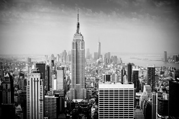 Προτάσεις για διακόσμησηΟ πίνακας σε καμβά CIE-023 συνδυάζει εξαιρετικά το αστικό τοπίο και την αρχιτεκτονική, καθιστώντας τον ιδανική επιλογή για διάφορα στυλ διακόσμησης. Σε έναν κλασικό χώρο, η ουδέτερη και γήινη παλέτα αποχρώσεων μπορεί να συνδυαστεί άψογα με ξύλο και δέρμα, δημιουργώντας ατμόσφαιρα κομψότητας και άνεσης. Σε έναν πιο μοντέρνο χώρο, ο πίνακας μπορεί να λειτουργήσει ως εστιακό σημείο, προσθέτοντας έναν παραδοσιακό τόνο στην εκλεπτυσμένη μινιμαλιστική αισθητική. Τέλος, μπορεί να ενσωματωθεί εύκολα σε ένα βιομηχανικό ή αστικό περιβάλλον, αναδεικνύοντας τη μοναδικότητα και την πολυπλοκότητα του χώρου με την ιστορική και αρχιτεκτονική του θεματική.Λίγα λόγια για τον πίνακαΟ πίνακας σε καμβά CIE-023 απεικονίζει την αστική ζωή μέσα από τη μοναδική γωνία και την προοπτική μιας μεγαλούπολης. Τα χρώματα κινούνται σε αποχρώσεις του γκρι, του μπλε και της σκουριάς, με έντονες αντιθέσεις που προσδίδουν βάθος και ένταση στο έργο. Η προσεκτική εστίαση στα αρχιτεκτονικά στοιχεία φέρνει στο φως την πολυπλοκότητα της πόλης, ενώ η επίδραση του φωτισμού προσδίδει μαγεία και ενδιαφέρον στο συνολικό θέμα. Το θέμα και η ιδέα πίσω από το έργο επικεντρώνονται στο πολυδιάστατο της αστικής ζωής, αποθεώνοντας τη σύνθεση των γραμμών και των μορφών.Η φωτογραφία δημιουργεί μια γοητεία και μια νοσταλγία για τον αστικό τρόπο ζωής που συνδυάζει το παρελθόν με το παρόν. Η καθαρότητα των γραμμών και η λεπτομέρεια στην αποτύπωση της αρχιτεκτονικής αναδίδουν μια αίσθηση σταθερότητας και μονιμότητας, ενώ η προοπτική δίνει τη δυνατότητα στον θεατή να εμπλακεί συναισθηματικά και να ανακαλύψει νέες γωνίες προσέγγισης. Έτσι, ο πίνακας δεν είναι απλώς ένα διακοσμητικό στοιχείο, αλλά μια γεφύρωση με τον κόσμο που απεικονίζει, προσκαλώντας κάθε θεατή σε μια συναισθηματική και διανοητική εξερεύνηση.Ψηφιακή εκτύπωση σε καμβά. Ο καμβάς είναι υψηλής ποιότητας, ειδικός για ψηφιακή εκτύπωση που αναδεικνύει τα χρώματα. Είναι ιδανικός για διακόσμηση εσωτερικών χώρων. Παραλαμβάνετε τον πίνακα με την ψηφιακή εκτύπωση καμβά, τελαρωμένο σε τελάρο από ανθεκτικό ξύλο 2εκ, στη διάσταση που θέλετε.