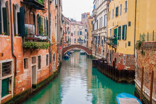 Προτάσεις για διακόσμησηΟ πίνακας σε καμβά CIE-044, με την εκλεκτή θεματική απεικόνιση πόλεων και αρχιτεκτονικής, είναι ιδανικός για την ανάδειξη κάθε χώρου. Οι σύγχρονες γραμμές και οι λεπτομέρειες της αρχιτεκτονικής στον πίνακα μπορούν να εναρμονιστούν με ένα μοντέρνο ή μινιμαλιστικό περιβάλλον διακόσμησης, προσφέροντας ένταση και προσωπικότητα. Σε ένα κλασικό περιβάλλον, μπορεί να προσδώσει μια δυναμική αντίθεση που κεντρίζει την προσοχή, ενώ οι αποχρώσεις του ενισχύουν την αίσθηση βάθους και παράδοσης στο χώρο.Λίγα λόγια για τον πίνακαΗ συγκεκριμένη εκτύπωση απεικονίζει με μοναδικό τρόπο την πολυπλοκότητα και την μεγαλοπρέπεια των αστικών τοπίων. Οι διακριτικές αποχρώσεις και η ακρίβεια στις γραμμές αναδεικνύουν την γεωμετρική αγνότητα και την ανθρώπινη δημιουργικότητα στην αρχιτεκτονική. Το θέμα εστιάζει στην εξισορρόπηση μεταξύ παράδοσης και καινοτομίας, μεταφέροντας έναν αέρα από το παρελθόν ενώ κοιτάζει σταθερά προς το μέλλον. Η χρήση του φωτός στον πίνακα προσδίδει έναν διαρκή διάλογο μεταξύ πραγματικότητας και φαντασίας, προσελκύοντας το βλέμμα και προκαλώντας σκέψη.Ο πίνακας δημιουργεί αίσθηση δέος και περιέργειας. Είναι σαν να μας μεταφέρει σε έναν αστικό χώρο πλούσιο σε ιστορία ενώ παράλληλα στιγματίζει την ζωντανή ενέργεια της γίνεται κέντρο δραστηριότητας. Για τον θεατή, ο καμβάς αυτός προκαλεί μια βαθιά αίσθηση εξερεύνησης και εκτίμησης της ανθρώπινης ικανότητας να διαμορφώνει τον κόσμο γύρω του με φαντασία και δέσμευση. Είναι ένας διάλογος με το παρόν και μια πρόσκληση για στοχασμό για το μέλλον.Ψηφιακή εκτύπωση σε καμβά. Ο καμβάς είναι υψηλής ποιότητας, ειδικός για ψηφιακή εκτύπωση που αναδεικνύει τα χρώματα. Είναι ιδανικός για διακόσμηση εσωτερικών χώρων. Παραλαμβάνετε τον πίνακα με την ψηφιακή εκτύπωση καμβά, τελαρωμένο σε τελάρο από ανθεκτικό ξύλο 2εκ, στη διάσταση που θέλετε.