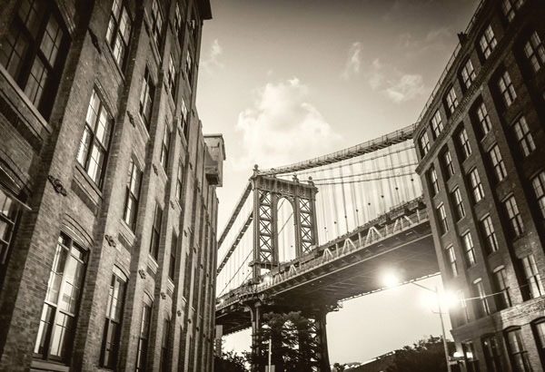 Προτάσεις για διακόσμησηΟ πίνακας σε καμβά CIE-055 με την κομψή απεικόνιση των πόλεων και της αρχιτεκτονικής, μπορεί να ενσωματωθεί τέλεια σε διάφορα στυλ διακόσμησης. Σε ένα μοντέρνο αστικό περιβάλλον, οι κομψές γραμμές και αποχρώσεις του πίνακα προσδίδουν ένα γεωμετρικό ενδιαφέρον ενώ δένουν με το συνολικό σύγχρονο ύφος. Στο μινιμαλιστικό, η λιτότητα του χώρου αναδεικνύει την αρχιτεκτονική διάσταση του θέματος, ενώ προσθέτει μια αίσθηση βάθους και περιπέτειας. Για τους κλασικούς χώρους, οι λεπτότητες των γραμμών του έργου προσθέτουν μια αντίθεση, δημιουργώντας εναρμόνιση και ποικιλία στην αισθητική του χώρου.Λίγα λόγια για τον πίνακαΟ πίνακας χρησιμοποιεί μια σειρά από γκρίζες και μαύρες αποχρώσεις που υπογραμμίζουν την αστική ατμόσφαιρα, ενώ η παρουσία τόνων του μπλε προσθέτει μια αίσθηση φρεσκάδας και δροσιάς. Η φωτογραφική προσέγγιση προσφέρει μια ρεαλιστική απεικόνιση, ενισχύοντας έτσι τη λεπτομέρεια και τη δομή των αρχιτεκτονημάτων. Η σύνθεση του πίνακα δημιουργεί μια γεωμετρική αρμονία, όπου οι γραμμές και οι γωνίες λειτουργούν σε απόλυτη εναρμόνιση, συντελώντας στη συνολική ισορροπία του έργου.Η φωτογραφία αποπνέει μια αίσθηση ζωντάνιας και δυναμισμού που συνδέει τον θεατή με την ενέργεια της πόλης. Τα επιβλητικά αρχιτεκτονικά στοιχεία φαίνεται να ζωντανεύουν μπροστά στα μάτια του θεατή, δημιουργώντας τη φαντασίωση μιας ατέρμονης αστικής εξερεύνησης. Προκαλεί τη σκέψη των απρόβλεπτων περιπέτειας και νέων οριζόντων, ενώ ταυτόχρονα ενθαρρύνει μια βαθιά αίσθηση θαυμασμού και ενθουσιασμού για τη δομή και την αρμονία που μπορούν να επιτευχθούν στον αστικό σχεδιασμό.Ψηφιακή εκτύπωση σε καμβά. Ο καμβάς είναι υψηλής ποιότητας, ειδικός για ψηφιακή εκτύπωση που αναδεικνύει τα χρώματα. Είναι ιδανικός για διακόσμηση εσωτερικών χώρων. Παραλαμβάνετε τον πίνακα με την ψηφιακή εκτύπωση καμβά, τελαρωμένο σε τελάρο από ανθεκτικό ξύλο 2εκ, στη διάσταση που θέλετε.