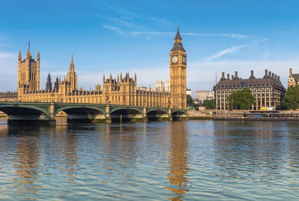 Προτάσεις για διακόσμησηΟ πίνακας σε καμβά CIE-056 με την κατηγορία Πόλεις και Αρχιτεκτονική, αποτελεί μια εξαιρετική προσθήκη για τη διακόσμηση κάθε χώρου. Η φωτογραφία αποτυπώνει μία εντυπωσιακή όψη αστικού τοπίου, με σύγχρονη και κλασική αισθητική. Στην κλασική διακόσμηση, μπορεί να παίξει ρόλο κεντρικό, προσδίδοντας μεγαλοπρέπεια και ιστορική άποψη. Σε ένα μοντέρνο ή μινιμαλιστικό περιβάλλον, μπορεί να αποτελέσει σημείο εστίασης, δημιουργώντας ένα εντυπωσιακό contrast ανάμεσα στις καθαρές γραμμές και τις λεπτομέρειες του πίνακα.Λίγα λόγια για τον πίνακαΑυτή η φωτογραφία, με κωδικό 80024, διακρίνεται για την σύλληψη της γεωμετρίας και της συμμετρίας που προσφέρει το αστικό τοπίο. Στην καλλιτεχνική του ανασκόπηση, αποπνέει την αέναη ανθρώπινη επιδίωξη για εξέλιξη και δημιουργία. Η ισορροπία των σκιών και των φωτεινών σημείων στο κάδρο δημιουργεί ένα δυναμικό παιχνίδι. Ο τρόπος με τον οποίο φωτισμοί και αντανακλαστικά χρησιμοποιούνται στον πίνακα, προσδίδουν μια αίσθηση διαχρονικότητας και μονιμότητας. Τα χρώματα, με την κυριαρχία του γκρι και του μαύρου, αντικατοπτρίζουν τη μεταβαλλόμενη φύση των αστικών κέντρων.Η CIE-056 φωτογραφία στοχεύει στη μεταφορά της σιωπής και του μυστηρίου των μεγαλουπόλεων. Ο πίνακας δημιουργεί μια αίσθηση ηρεμίας και ανάτασης, προσκαλώντας τον θεατή να χαθεί μέσα στην ένταση της αστικής παράστασης που απεικονίζει. Προσφέρει χώρο για στοχασμό και φαντασία, ενώ μεταφέρει μια βαθιά αίσθηση του αστικού παλμού και της ζωής.Ψηφιακή εκτύπωση σε καμβά. Ο καμβάς είναι υψηλής ποιότητας, ειδικός για ψηφιακή εκτύπωση που αναδεικνύει τα χρώματα. Είναι ιδανικός για διακόσμηση εσωτερικών χώρων. Παραλαμβάνετε τον πίνακα με την ψηφιακή εκτύπωση καμβά, τελαρωμένο σε τελάρο από ανθεκτικό ξύλο 2εκ, στη διάσταση που θέλετε.