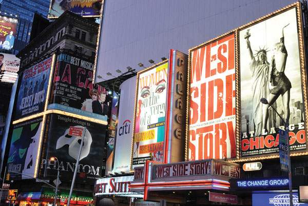 Προτάσεις για διακόσμησηΟ πίνακας σε καμβά CIE-062 αποτελεί ένα εξαιρετικό κομμάτι για να ενσωματωθεί σε διάφορα στυλ διακόσμησης. Η σύγχρονη απεικόνιση πόλεων με την ανάλαφρη πινελιά της ψηφιακής δημιουργίας μπορεί να συμπληρώσει μοναδικά έναν μοντέρνο ή μινιμαλιστικό χώρο, προσφέροντας μια αίσθηση αστικής κομψότητας. Επίσης, σε έναν κλασικό χώρο, μπορεί να λειτουργήσει ως αντίθεση, αναδεικνύοντας τη διαχρονική ομορφιά της αρχιτεκτονικής με το σύγχρονο ύφος του. Οι διακριτικές αποχρώσεις και οι λεπτομέρειες του πίνακα προσδίδουν στον χώρο μια έντονη αίσθηση βάθους και εξερεύνησης.Λίγα λόγια για τον πίνακαΟ συγκεκριμένος πίνακας σε καμβά αντλεί έμπνευση από την ένταση και την ομορφιά του αστικού τοπίου, απεικονίζοντας αρχιτεκτονικά στοιχεία με μια σύγχρονη πινελιά. Η χρήση ζεστών και κρύων αποχρώσεων, μαζί με τη λεπτομερή ανάλυση των φωτιστικών στοιχείων, συνθέτουν μια αίσθηση ζωντάνιας. Οι απαλές πινελιές και οι υφές του καμβά συμβάλλουν στη δημιουργία μιας αρμονικής συνθέσεως, αποτυπώνοντας εντυπωσιακά την πολυπλοκότητα της αστικής ζωής.Η σύνθεση του πίνακα CIE-062 αποπνέει μια αίσθηση συνεχούς κίνησης και ζωντάνιας, προσκαλώντας τον θεατή να χαθεί στο βάθος και τις λεπτομέρειες της πόλης. Αυτή η εκτύπωση μεταφέρει μια βαθιά αίσθηση εξερεύνησης και θαλπωρής, συνδέοντας το παρελθόν με το μέλλον μέσα από την αρχιτεκτονική αφήγηση. Προσφέρει μια ζωντανή αντανάκλαση της πόλης που εκφράζει τόσο το χάος όσο και την ομορφιά του αστικού τοπίου, καθιστώντας το έργο ιδανικό για όσους εκτιμούν την αστική κουλτούρα.Ψηφιακή εκτύπωση σε καμβά. Ο καμβάς είναι υψηλής ποιότητας, ειδικός για ψηφιακή εκτύπωση που αναδεικνύει τα χρώματα. Είναι ιδανικός για διακόσμηση εσωτερικών χώρων. Παραλαμβάνετε τον πίνακα με την ψηφιακή εκτύπωση καμβά, τελαρωμένο σε τελάρο από ανθεκτικό ξύλο 2εκ, στη διάσταση που θέλετε.