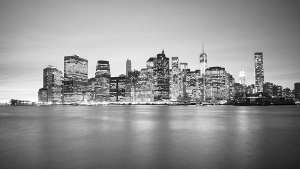 Προτάσεις για διακόσμησηΟ πίνακας σε καμβά CIE-067, με τη θεματική του προσέγγιση στις πόλεις και την αρχιτεκτονική, είναι ιδανικός για να εμπλουτίσει κάθε χώρο με αστική φινέτσα και στυλ. Σε ένα μοντέρνο διαμέρισμα, η κατάλληλη τοποθέτηση του πίνακα μπορεί να προσθέσει μια ιδιαίτερη πινελιά, καθώς οι αποχρώσεις του συμβάλλουν στην κομψότητα και την αρμονία του χώρου. Σε έναν μινιμαλιστικό χώρο, οι γεωμετρικές γραμμές και η καθαρή αισθητική του πίνακα δημιουργούν ένα εστιακό σημείο, ενισχύοντας τη συνολική ατμόσφαιρα. Οι κλασικοί εσωτερικοί χώροι μπορούν επίσης να επωφεληθούν από αυτόν τον πίνακα, προσφέροντας μια σύγχρονη διάσταση που ωστόσο σέβεται τις παραδοσιακές αρχιτεκτονικές γραμμές.Λίγα λόγια για τον πίνακαΑυτός ο υψηλής ανάλυσης πίνακας σε καμβά παρουσιάζει μια εντυπωσιακή φωτογραφία αρχιτεκτονικών δομών της πόλης. Η εξειδικευμένη ψηφιακή εκτύπωση αναδεικνύει τα πλούσια χρώματα και τις λεπτομέρειες του έργου, δίνοντας ζωή στον καμβά. Ο δυναμικός φωτισμός της πόλης συνδέεται άμεσα με την έννοια της ελπίδας και της προόδου, αντικατοπτρίζοντας το σύγχρονο πνεύμα των αστικών κέντρων. Οι σκιάσεις και οι αντιθέσεις στο φως δημιουργούν βάθος και ζωντάνια, αποκαλύπτοντας την υφή των επιφανειών και προσθέτοντας μια διάσταση ρεαλισμού και ενέργειας στο έργο.Η φωτογραφία μεταφέρει μια αίσθηση κίνησης και ζωντάνιας, παίρνοντας τον θεατή σε μια διαρκή εξερεύνηση της πόλης. Η ατμόσφαιρα του πίνακα κάνει αισθητή την αίσθηση της δόμησης και της προόδου. Αυτή η προσέγγιση προκαλεί συναισθήματα ενθουσιασμού και θαυμασμού για το ανθρωπογενές περιβάλλον, ενώ παράλληλα καλεί τον θεατή να σκεφτεί την επίδραση της αρχιτεκτονικής στην καθημερινή ζωή. Το αποτέλεσμα είναι μια ζωντανή αναπαράσταση της σύγχρονης αστικής ζωής που ταυτόχρονα προάγει την καλλιτεχνική έκφραση και την κριτική σκέψη.Ψηφιακή εκτύπωση σε καμβά. Ο καμβάς είναι υψηλής ποιότητας, ειδικός για ψηφιακή εκτύπωση που αναδεικνύει τα χρώματα. Είναι ιδανικός για διακόσμηση εσωτερικών χώρων. Παραλαμβάνετε τον πίνακα με την ψηφιακή εκτύπωση καμβά, τελαρωμένο σε τελάρο από ανθεκτικό ξύλο 2εκ, στη διάσταση που θέλετε.