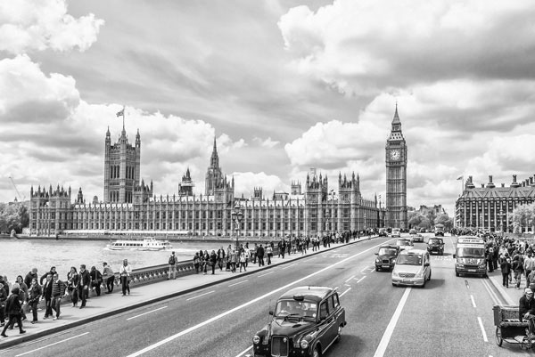 Προτάσεις για διακόσμησηΟ πίνακας σε καμβά CIE-069 αποτελεί μια εκλεπτυσμένη προσθήκη για κάθε είδους εσωτερικό χώρο, προσφέροντας μια ματιά σε πόλεις και αρχιτεκτονική με έναν ιδιαίτερο τρόπο. Στη σύγχρονη διακόσμηση, αυτός ο πίνακας μπορεί να ενσωματωθεί άψογα σε μοντέρνα διαμερίσματα, όπου οι καθαρές γραμμές και οι ουδέτερες αποχρώσεις επικρατούν. Σε έναν κλασικό χώρο, μπορεί να δράσει ως το κομβικό σημείο που προσθέτει ένα στοιχείο αστικής κομψότητας, ενώ σε έναν μινιμαλιστικό χώρο, οι λεπτομέρειες των αρχιτεκτονικών σχημάτων αναδεικνύονται στη φινέτσα μιας απλής αισθητικής. Ο πίνακας βοηθά να δημιουργηθεί μια ισορροπία μεταξύ της παραδοσιακής πολυπλοκότητας και του σύγχρονου στυλ.Λίγα λόγια για τον πίνακαΗ ψηφιακή εκτύπωση σε καμβά CIE-069 αναδεικνύει με μαεστρία τη δυναμική του αστικού τοπίου. Η τέχνη της φωτογραφίας αποτυπώνει με λεπτομέρεια τόσο την υφή όσο και την αρχιτεκτονική μεγαλοπρέπεια, καταφέρνοντας να αναδείξει το μεγαλείο της αστικής κατασκευής. Η χρήση του φωτός δημιουργεί μια αίσθηση βα2θυιας προοπτικής, οδηγώντας τους θεατές σε ένα ταξίδι μέσα στην πόλη, γεμάτο ελπίδα και προοπτική. Οι ασπρόμαυρες αποχρώσεις συνδυάζονται υπέροχα με τόνους του γκρι, ενισχύοντας την αρμονία και δίνοντας έμφαση στις γεωμετρικές γραμμές του έργου.Αυτός ο πίνακας σε καμβά, μέσα από την φωτογραφική τεχνική του, μεταφέρει μια αίσθηση διαχρονικής κομψότητας και αστικής νοσταλγίας. Η εικόνα προβάλλει όχι μόνο τη φυσική ομορφιά και την μεγαλοπρέπεια της αρχιτεκτονικής, αλλά μας καλεί επίσης να στοχαστούμε για τους αθέατους ανθρώπους και τις ιστορίες πίσω από αυτές τις δομές. Δημιουργεί μια σύνδεση με τον θεατή, προκαλώντας σκέψεις για τη ζωή στις πόλεις και τη συνεχή εξέλιξή τους, προσφέροντας μια αέναη πηγή έμπνευσης και ενδοσκόπησης.Ψηφιακή εκτύπωση σε καμβά. Ο καμβάς είναι υψηλής ποιότητας, ειδικός για ψηφιακή εκτύπωση που αναδεικνύει τα χρώματα. Είναι ιδανικός για διακόσμηση εσωτερικών χώρων. Παραλαμβάνετε τον πίνακα με την ψηφιακή εκτύπωση καμβά, τελαρωμένο σε τελάρο από ανθεκτικό ξύλο 2εκ, στη διάσταση που θέλετε.