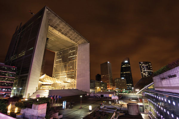 Προτάσεις για διακόσμησηΟ πίνακας σε καμβά CIE-073, με θέμα τις πόλεις και την αρχιτεκτονική, αποτελεί μια εξαιρετική επιλογή για διακόσμηση εσωτερικών χώρων με μοντέρνο ή μινιμαλιστικό στυλ. Η δυναμική αποτύπωση των αρχιτεκτονικών στοιχείων μπορεί να ενσωματωθεί άψογα σε σύγχρονους χώρους, προσθέτοντας μια αίσθηση κομψότητας και αστικής αισθητικής. Την ίδια στιγμή, λόγω της φυσικότητας των χρωμάτων, ο πίνακας αυτός μπορεί να προσδώσει ζεστασιά σε έναν κλασικό περιβάλλον, δημιουργώντας έτσι μια ενδιαφέρουσα αντίθεση.Λίγα λόγια για τον πίνακαΟ CIE-073 ανήκει στην κατηγορία Πόλεις και Αρχιτεκτονική και αποτελεί ένα παράδειγμα της σύγχρονης τάσης αποτύπωσης αστικών τοπίων. Τα χρώματα που κυριαρχούν είναι γήινα και ουδέτερα, ενισχύοντας την αίσθηση της πραγματικότητας και του σύγχρονου τρόπου ζωής. Οι λεπτές πινελιές δημιουργούν υφή και βάθος, προσδίδοντας στο έργο διακριτική κίνηση και ζωή. Ανάλογα με τη φωτεινότητα του χώρου, ο πίνακας μπορεί να δώσει την αίσθηση του ζεστού φωτός που θα υπογραμμίσει έντονα τις λεπτομέρειες της πόλης. Η φωτογραφία που έχει μεταφερθεί σε καμβά μεταφέρει μια βαθιά αίσθηση σύνδεσης με την αστική καθημερινότητα, προσκαλώντας το θεατή να διαλογιστεί για την ουσία του σύγχρονου αστικού περιβάλλοντος. Τα χρώματα και οι μορφές δημιουργούν ένα ισορροπημένο σύνολο, που μπορεί να προκαλέσει μια αίσθηση μοντέρνας κομψότητας σε κάθε ματιά. Αυτή η επιλογή διακόσμησης προσφέρει μια σύνδεση με το χώρο που μπορεί να εμπνεύσει ηρεμία και στοχασμό.Ψηφιακή εκτύπωση σε καμβά. Ο καμβάς είναι υψηλής ποιότητας, ειδικός για ψηφιακή εκτύπωση που αναδεικνύει τα χρώματα. Είναι ιδανικός για διακόσμηση εσωτερικών χώρων. Παραλαμβάνετε τον πίνακα με την ψηφιακή εκτύπωση καμβά, τελαρωμένο σε τελάρο από ανθεκτικό ξύλο 2εκ, στη διάσταση που θέλετε.