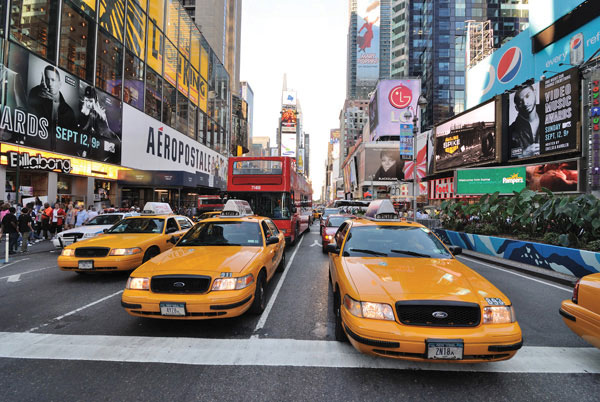 Προτάσεις για διακόσμησηΟ πίνακας σε καμβά CIE-077 προσφέρει μια ξεχωριστή αισθητική που μπορεί εύκολα να ενσωματωθεί σε διάφορα στυλ διακόσμησης. Σε έναν κλασικό χώρο, μπορεί να προσφέρει μια οπτική ισορροπία ανάμεσα σε παραδοσιακά και μοντέρνα στοιχεία, ενώ ταυτόχρονα προσθέτει βάθος και χαρακτήρα. Σε ένα μοντέρνο περιβάλλον, οι καθαρές γραμμές και η αρχιτεκτονική θεματολογία του πίνακα ενισχύουν τη συνοχή του χώρου με μια επίκαιρη και κομψή προσέγγιση. Σε ένα μινιμαλιστικό στυλ, μπορεί να λειτουργήσει ως κεντρικό κομμάτι, προσδίδοντας μια ισχυρή αλλά κομψή εστίαση που αναδεικνύει τη δομή και την αρμονία του χώρου.Λίγα λόγια για τον πίνακαΠρόκειται για έναν πίνακα φωτογραφίας που απεικονίζει την πόλη και την αρχιτεκτονική με λεπτομέρεια και ακρίβεια. Η ασπρόμαυρη απόδοση δίνει έμφαση στις φόρμες και τις γραμμές, μεταφέροντας την ουσία της αστικής ζωής και της αρχιτεκτονικής κομψότητας. Τα δυναμικά κοντράστ μεταξύ φωτός και σκιάς προσδίδουν στο έργο μια διάσταση έντασης και βάθους, προκαλώντας τον θεατή να εμβαθύνει και να εξετάσει τις διάφορες υφές και δομές που αποτυπώνονται στον καμβά.Ο πίνακας CIE-077 δημιουργεί μια αίσθηση διαχρονικότητας και αρμονίας, παρουσιάζοντας την αριστοτεχνική δεξιοτεχνία του φωτογράφου. Με την πρώτη ματιά, η εικόνα ενδέχεται να μεταφέρει τον θεατή σε μια νοσταλγική διάθεση ή, αντιθέτως, να τον ωθήσει να εκτιμήσει τη δυναμική του σύγχρονου αστικού τοπίου. Προκαλεί αναμνήσεις και συναισθήματα που συνδέονται με την πόλη, προτρέποντας τον παρατηρητή να συλλογιστεί τη σχέση του με τον αστικό χώρο και τη σημασία του στη ζωή του.Ψηφιακή εκτύπωση σε καμβά. Ο καμβάς είναι υψηλής ποιότητας, ειδικός για ψηφιακή εκτύπωση που αναδεικνύει τα χρώματα. Είναι ιδανικός για διακόσμηση εσωτερικών χώρων. Παραλαμβάνετε τον πίνακα με την ψηφιακή εκτύπωση καμβά, τελαρωμένο σε τελάρο από ανθεκτικό ξύλο 2εκ, στη διάσταση που θέλετε.