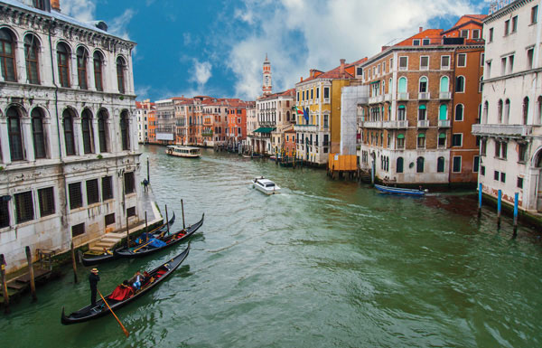 Προτάσεις για διακόσμησηΟ πίνακας σε καμβά CIE-080 με τη θεματολογία του που επικεντρώνεται σε πόλεις και αρχιτεκτονικά τοπία, μπορεί να προσαρμοστεί σε διάφορες αισθητικές επιλογές. Σε ένα μοντέρνο σπίτι, ο πίνακας μπορεί να αποτελέσει το κεντρικό στοιχείο μιας αίθουσας καθιστικού, αναδεικνύοντας τις γεωμετρικές γραμμές και τις αποχρώσεις του έργου. Σε συνδυασμό με μινιμαλιστική διακόσμηση, η απλότητα των διακοσμητικών στοιχείων θα επιτρέψει στον πίνακα να προβάλει όλη του τη μεγαλοπρέπεια. Σε πιο κλασικές διακοσμήσεις, οι λεπτομέρειες του πίνακα προσθέτουν βάθος και κομψότητα, γεφυρώνοντας το παρελθόν με το παρόν.Λίγα λόγια για τον πίνακαΗ εκτύπωση φωτογραφίας σε καμβά είναι τεχνικά άριστη, προσφέροντας ζωντανά χρώματα και ευκρίνεια που αναδεικνύουν τις λεπτομέρειες της αστικής ζωγραφικής. Η θεματική ενσωμάτωση πόλεων και αρχιτεκτονικής προσδίδει μια κοσμοπολίτικη αίσθηση, εξερευνώντας τη δυναμική της σύγχρονης αστικής ζωής. Οι αποχρώσεις του γκρι, μπλε και χάλκινου φύλλου δημιουργούν μια αρμονία που ενισχύει τη σύνθεση, ενώ οι υφές αναδεικνύουν τη λεπτομέρεια της φωτογραφικής απεικόνισης, προσκαλώντας τον θεατή σε μια καθηλωτική εμπειρία.Ο πίνακας δημιουργεί αίσθηση μεγαλούπολης και ενδυναμώνει το περιβάλλον με την επιβλητικότητά του, μεταφέροντας τον θεατή σε πολυσύχναστα αστικά τοπία γεμάτα ζωή και κίνηση. Ένα έργο που διακρίνεται για την επιδεξιότητά του στη λεπτομέρεια, προκαλεί σκέψεις γύρω από την ανθρώπινη δραστηριότητα και την πολυπλοκότητα των πόλεων. Η αίσθηση απόδρασης που δημιουργείται, προσφέρει μια συνδετική εμπειρία ανάμεσα στον καμβά και τον θεατή, αγγίζοντας βαθιά συναισθήματα περιέργειας και θαυμασμού προς τις απεραντοσύνες του ανθρώπινου πνεύματος.Ψηφιακή εκτύπωση σε καμβά. Ο καμβάς είναι υψηλής ποιότητας, ειδικός για ψηφιακή εκτύπωση που αναδεικνύει τα χρώματα. Είναι ιδανικός για διακόσμηση εσωτερικών χώρων. Παραλαμβάνετε τον πίνακα με την ψηφιακή εκτύπωση καμβά, τελαρωμένο σε τελάρο από ανθεκτικό ξύλο 2εκ, στη διάσταση που θέλετε.