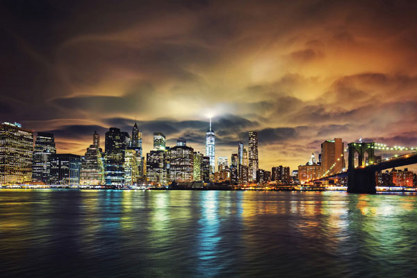 Προτάσεις για διακόσμησηΟ πίνακας με τον κωδικό 80055, σχεδιασμένος με θέμα τις πόλεις και την αρχιτεκτονική, ενσωματώνεται εύκολα σε μια ποικιλία στυλ διακόσμησης. Σε ένα μοντέρνο χώρο, οι καθαρές γραμμές και οι αστικές εικόνες του δημιουργούν μια κομψή αντίθεση με τις αναπτυσσόμενες τάσεις στο ντιζάιν. Σε ένα μινιμαλιστικό περιβάλλον, αναδεικνύει την απλότητα και την οργάνωση του χώρου με την αρμονική χρωματική του παλέτα. Για τους λάτρεις του κλασικού στυλ, μπορεί να αποτελέσει το κεντρικό έργο τέχνης που φέρνει ένα μοντέρνο στοιχείο χωρίς να χάνει τη χρονική του αυθεντικότητα.Λίγα λόγια για τον πίνακαΟ συγκεκριμένος πίνακας σε καμβά παρουσιάζει μια αστική απεικόνιση, που συλλαμβάνει την ουσία και τον παλμό των μεγαλουπόλεων μέσα από τις δυναμικές γραμμές και τις αντικατοπτρίσεις του φωτός. Τα χρώματα είναι πλούσια και ζωντανά, κυρίως κυριαρχούν οι αποχρώσεις του μπλε και του γκρι, που δίνουν την εντύπωση της πιο εξελιγμένης μέρας. Η προοπτική του πίνακα και οι έντονες υφές δημιουργούν ένα παιχνίδι σκιών και φωτός, προσδίδοντας βάθος και διάσταση στο σύνολο του έργου. Η χρήση της φωτογραφικής προσέγγισης, μέσω της ψηφιακής εκτύπωσης, προσθέτει μια σύγχρονη αίσθηση και μια φυσικότητα που συναρπάσει.Αυτός ο πίνακας έχει τη δύναμη να μεταφέρει μια αίσθηση ενέργειας και συνέπειας. Εξερευνά την πολυπλοκότητα και την ομορφιά της αστικής ζωής, ενώ παράλληλα προκαλεί συναισθήματα δέους και θαυμασμού. Ο τρόπος με τον οποίο οι λεπτομέρειες αναδεικνύονται και συνενώνονται σε μια ολοκληρωμένη εικόνα, προσφέρει στον θεατή την ευκαιρία να ερμηνεύσει και να βιώσει την αίσθηση του να στέκεται στην καρδιά μιας μνημειώδους πόλης. Αυτό δημιουργεί μια μοναδική σύνδεση μεταξύ του έργου και του θεατή, καθώς προωθεί τη φαντασία και εμπλουτίζει την αντίληψη για το αστικό τοπίο.Ψηφιακή εκτύπωση σε καμβά. Ο καμβάς είναι υψηλής ποιότητας, ειδικός για ψηφιακή εκτύπωση που αναδεικνύει τα χρώματα. Είναι ιδανικός για διακόσμηση εσωτερικών χώρων. Παραλαμβάνετε τον πίνακα με την ψηφιακή εκτύπωση καμβά, τελαρωμένο σε τελάρο από ανθεκτικό ξύλο 2εκ, στη διάσταση που θέλετε.