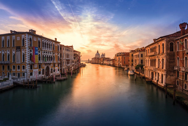 Προτάσεις για διακόσμησηΟ πίνακας σε καμβά CIE-089 αποτυπώνει με λεπτομέρεια την ομορφιά των πόλεων και της αρχιτεκτονικής τους. Οι αποχρώσεις του και η δυναμική απεικόνισή του καθιστούν το έργο ιδανικό για να ενσωματωθεί σε ένα μοντέρνο σαλόνι, προσφέροντας έναν αέρα κοσμοπολίτικης κομψότητας. Ταυτόχρονα, σε έναν μινιμαλιστικό χώρο, μπορεί να λειτουργήσει ως κεντρικό στοιχείο που εμπλουτίζει τον περιβάλλοντα χώρο με χαρακτήρα και ζωντάνια. Σε κλασική διακόσμηση, ο πίνακας μπορεί να αναδείξει τη διαχρονική σχέση της παράδοσης με τη σύγχρονη αστική αισθητική.Λίγα λόγια για τον πίνακαΗ φωτογραφία του πίνακα παρουσιάζει την αρμονία και τη γεωμετρία των αρχιτεκτονικών στοιχείων, ενσωματώνοντας την προοπτική και τις λεπτομέρειες με εξαιρετική ακρίβεια. Το φωτογραφικό στιγμιότυπο φέρει και έναν διαχρονικό χαρακτήρα, εμπνευσμένο από τις ανθρώπινες κατασκευές και την αστική εξέλιξη. Οι φωτεινές πινελιές και η χρήση του φωτός δημιουργούν αντίθεση και βάθος, δείχνοντας την ελπίδα και την αέναη κίνηση των πόλεων. Τα χρώματα είναι ζωντανά και πλούσια, προσφέροντας έτσι μια ισχυρή οπτική παρουσία που συνδυάζεται αρμονικά με τον χώρο.Η φωτογραφία αυτή δημιουργεί μια βαθιά αίσθηση σύνδεσης με τον θεατή, προκαλώντας σκέψεις για την εξέλιξη της αστικής ζωής και την αλληλεπίδραση του ανθρώπου με το αρχιτεκτονικό περιβάλλον. Όπως τα κτίρια αφηγούνται τη δική τους ιστορία μέσα από την αρχιτεκτονική τους γλώσσα, ο πίνακας σε καμβά λειτουργεί ως παράθυρο σε έναν κόσμο γεμάτο δυναμισμό και ιστορία. Ο θεατής μπορεί να αισθανθεί τη ζωντάνια και την παλινδρομική κίνηση μιας πόλης που ποτέ δεν κοιμάται, δημιουργώντας έναν διάλογο μεταξύ του παρατηρητή και της τέχνης.Ψηφιακή εκτύπωση σε καμβά. Ο καμβάς είναι υψηλής ποιότητας, ειδικός για ψηφιακή εκτύπωση που αναδεικνύει τα χρώματα. Είναι ιδανικός για διακόσμηση εσωτερικών χώρων. Παραλαμβάνετε τον πίνακα με την ψηφιακή εκτύπωση καμβά, τελαρωμένο σε τελάρο από ανθεκτικό ξύλο 2εκ, στη διάσταση που θέλετε.