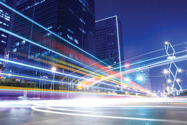 Προτάσεις για διακόσμησηΟ εντυπωσιακός πίνακας σε καμβά CIE-108 με θέμα τις πόλεις και την αρχιτεκτονική, αποτελεί μια εξαιρετική επιλογή για την ανάδειξη του εσωτερικού σας χώρου. Με τη μοντέρνα και αστική αισθητική του, μπορεί να ενσωματωθεί αρμονικά σε ένα σύγχρονο ή μινιμαλιστικό στυλ διακόσμησης. Οι λεπτές ασπρόμαυρες αποχρώσεις του προσφέρουν μοναδική δυνατότητα αντίθεσης με πιο έντονες αποχρώσεις επίπλων ή τοίχων, προσφέροντας έναν ισορροπημένο και κομψό χώρο. Στον κλασικό χώρο, ο πίνακας μπορεί να προσφέρει έναν ενδιαφέροντα διάλογο ανάμεσα στο παλιό και το σύγχρονο, αναδεικνύοντας την κοσμοπολίτικη διάσταση της διακόσμησης.Λίγα λόγια για τον πίνακαΟ πίνακας CIE-108 κατασκευάζεται με την υψηλότερη ποιότητα ψηφιακής εκτύπωσης, κάτι που εξασφαλίζει ότι οι αποχρώσεις και οι λεπτομέρειες της πόλης, όπως αιώνια κτήρια και δυναμικοί ουρανοξύστες, αποδίδονται με απίστευτη ακρίβεια και βάθος. Η χρήση ασπρόμαυρων τόνων δημιουργεί μια κομψή αίσθηση νοσταλγίας, ενώ παράλληλα υπογραμμίζει την αέναη ένταση και ζωντάνια της αστικής ζωής. Ο πίνακας υπογραμμίζει την σχέση μεταξύ της αρχιτεκτονικής και του καθημερινού αστικού περιβάλλοντος, προσφέροντας μια ματιά στην διαχρονική ομορφιά των πόλεων.Ο πίνακας δημιουργεί μια αίσθηση δυναμικής ηρεμίας, προκαλώντας σκέψεις και συναισθήματα που συνδέονται με την αέναη δραστηριότητα της πόλης. Προκαλεί τον θεατή να τον ακολουθήσει σε ένα ταξίδι μέσα από τους δρόμους και τα κτήρια, ανακαλύπτοντας τις ιστορίες που κρύβονται πίσω από την επιφάνεια. Η ασπρόμαυρη απόδοση του έργου μεταφέρει μια βαθιά αίσθηση χρόνου και ιστορίας, επιτρέποντας στον θεατή να νιώσει την αύρα της πόλης, ενώ παραμένει σχετικά απλός, καθιστώντας το έναν ιδανικό πίνακα για οποιοδήποτε εσωτερικό χώρο.Ψηφιακή εκτύπωση σε καμβά. Ο καμβάς είναι υψηλής ποιότητας, ειδικός για ψηφιακή εκτύπωση που αναδεικνύει τα χρώματα. Είναι ιδανικός για διακόσμηση εσωτερικών χώρων. Παραλαμβάνετε τον πίνακα με την ψηφιακή εκτύπωση καμβά, τελαρωμένο σε τελάρο από ανθεκτικό ξύλο 2εκ, στη διάσταση που θέλετε.