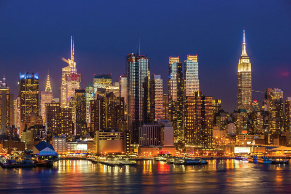 Προτάσεις για διακόσμησηΟ πίνακας σε καμβά CIE-114 αναδεικνύει μοναδικά την αρχιτεκτονική και την αισθητική των αστικών τοπίων. Μπορεί να ενσωματωθεί σε διάφορα στυλ διακόσμησης, όπως το μοντέρνο, όπου οι καθαρές γραμμές και οι σύγχρονες λεπτομέρειες του πίνακα θα ταιριάξουν απόλυτα. Σε ένα μινιμαλιστικό περιβάλλον, οι απαλές αποχρώσεις και η ουδέτερη χρωματική παλέτα του πίνακα αυτού τονίζουν την απλότητα και την αυστηρότητα του χώρου. Τέλος, σε ένα κλασικό στυλ διακόσμησης, ο πίνακας μπορεί να λειτουργήσει ως αντίθεση με τα διακοσμητικά μοτίβα και τις πιο παραδοσιακές αποχρώσεις, προσθέτοντας μια σύγχρονη πινελιά.Λίγα λόγια για τον πίνακαΤο CIE-114 ανήκει στην κατηγορία των πινάκων σε καμβά με θέμα τις πόλεις και την αρχιτεκτονική. Αυτή η ψηφιακή εκτύπωση σε καμβά παρουσιάζει ένα περίτεχνο αστικό τοπίο που αιχμαλωτίζει την ουσία της ζωής στην πόλη. Με τη χρήση φωτεινών χρωμάτων και συγκρατημένων γραμμών, υπογραμμίζει την πολυπλοκότητα και την αρμονία που μπορεί να βρεθεί στο χάος των μεγάλων πόλεων, ενώ η λεπτομερής απόδοση των κτιρίων μαρτυρά το καλλιτεχνικό βάθος του έργου. Τα χρώματα - κυρίως ψυχρά και ουδέτερα - ενισχύουν την αίσθηση της αστικής μοναχικότητας και της ανεξερεύνητης δυναμικής του τοπίου.Η αίσθηση που προκαλεί ο πίνακας σε καμβά είναι μία άμεση σύνδεση με την ποίηση της καθημερινότητας της πόλης. Μεταφέρει μια βαθιά αίσθηση νοσταλγίας για την απλότητα και συνάμα το μεγαλείο ενός αστικού τοπίου, καλώντας τον θεατή να αναλογιστεί την αρμονία ανάμεσα στον άνθρωπο και το περιβάλλον του. Οι γραμμές και οι μορφές συνδυάζονται ώστε να δημιουργήσουν μια αύρα ειρήνης και ηρεμίας, καλώντας τον παρατηρητή να βυθιστεί σε ένα φανταστικό ταξίδι.Ψηφιακή εκτύπωση σε καμβά. Ο καμβάς είναι υψηλής ποιότητας, ειδικός για ψηφιακή εκτύπωση που αναδεικνύει τα χρώματα. Είναι ιδανικός για διακόσμηση εσωτερικών χώρων. Παραλαμβάνετε τον πίνακα με την ψηφιακή εκτύπωση καμβά, τελαρωμένο σε τελάρο από ανθεκτικό ξύλο 2εκ, στη διάσταση που θέλετε.