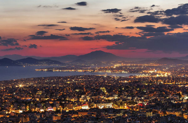 Προτάσεις για διακόσμησηΟ πίνακας σε καμβά CIE-115 είναι μια εξαιρετική επιλογή για τη διακόσμηση σύγχρονων χώρων που επιθυμούν να αναδείξουν το αστικό τοπίο και την αρχιτεκτονική μεγαλουπόλεων. Στα κλασικά στυλ διακόσμησης, μπορεί να εισάγει μια πνοή ανανέωσης και ενέργειας, δημιουργώντας εντυπωσιακή αντίθεση με τα παραδοσιακά στοιχεία. Σε έναν μινιμαλιστικό χώρο, η λεπτομερής απεικόνιση της πόλης μπορεί να λειτουργήσει ως το κεντρικό καλλιτεχνικό κομμάτι, προσφέροντας βάθος και ενδιαφέρον χωρίς να υπερφορτώνει το περιβάλλον. Η σύγχρονη αισθητική και οι αποχρώσεις του πίνακα μπορούν επίσης να ενσωματωθούν σε μοντέρνους χώρους, ολοκληρώνοντας μια κομψή και επιβλητική ατμόσφαιρα.Λίγα λόγια για τον πίνακαΟ CIE-115 εντάσσεται στην κατηγορία Πόλεις και Αρχιτεκτονική, και αναδεικνύει την επιβλητική μεγαλοπρέπεια μιας αστικής μητρόπολης μέσα από τη φωτογραφική του απεικόνιση. Η χρήση φωτεινών και σκουρόχρωμων τόνων προσδίδει βάθος και έμφαση στις γεωμετρικές γραμμές και σκιές, τονίζοντας τη δυναμική φύση των πόλεων. Ο φωτογράφος παίζει με το φυσικό φως και τις αντανακλάσεις, ενισχύοντας την αίσθηση της ζωής και της κίνησης στο αστικό τοπίο. Η προσοχή στη λεπτομέρεια και η ακρίβεια των γραμμών μαρτυρούν την τέχνη και την επιμέλεια που κρύβεται πίσω από κάθε φωτογραφικό καρέ.Η σύγχρονη αυτή φωτογραφία σε πίνακα σε καμβά δημιουργεί μια αίσθηση δυναμισμού και ζωντάνιας. Μεταφέρει μια βαθιά αίσθηση της συνεχούς κίνησης που χαρακτηρίζει τις μεγάλες πόλεις, κάτι που μπορεί να αντανακλά και την πολυπλοκότητα της ίδιας της ζωής. Ο θεατής μπορεί να νιώσει τη σύνδεση με το αστικό περιβάλλον, αναγνωρίζοντας ίσως τη δική του καθημερινότητα ή όνειρα μέσα από την εικονογραφημένη αυτή πόλη. Η απεικόνιση αυτή μπορεί να εμπνεύσει και να διεγείρει τη φαντασία, προσκαλώντας τον θεατή να γίνει μέρος της ιστορίας της.Ψηφιακή εκτύπωση σε καμβά. Ο καμβάς είναι υψηλής ποιότητας, ειδικός για ψηφιακή εκτύπωση που αναδεικνύει τα χρώματα. Είναι ιδανικός για διακόσμηση εσωτερικών χώρων. Παραλαμβάνετε τον πίνακα με την ψηφιακή εκτύπωση καμβά, τελαρωμένο σε τελάρο από ανθεκτικό ξύλο 2εκ, στη διάσταση που θέλετε.