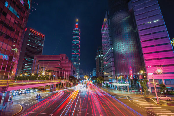 Προτάσεις για διακόσμησηΟ πίνακας σε καμβά CIE-120 αποτελεί ιδανική επιλογή για την ενσωμάτωση σε διάφορα στυλ διακόσμησης, προσδίδοντας έναν μοναδικό χαρακτήρα στον χώρο. Οι αστικές εικόνες και η αρχιτεκτονική του απεικόνιση συνδυάζονται τέλεια με ένα μοντέρνο ή βιομηχανικό στυλ, ενώ παράλληλα μπορούν να αναδείξουν έναν μινιμαλιστικό χώρο με τις απλές αλλά εντυπωσιακές λεπτομέρειες. Επίσης, μπορεί να αποτελέσει ενδιαφέρον αντιθετικό στοιχείο σε έναν κλασικό χώρο, προσθέτοντας ένα σύγχρονο στοιχείο.Λίγα λόγια για τον πίνακαΗ τεχνική προσέγγιση του CIE-120 περιλαμβάνει την χρήση έντονων, κορεσμένων αποχρώσεων που αντανακλούν την ενέργεια της πόλης, αποπνέοντας μία αίσθηση ζωής και κίνησης. Το παιχνίδι του φωτός και της σκιάς στους δρόμους και στα κτίρια προσδίδουν βάθος, δημιουργώντας μια τρισδιάστατη αίσθηση που αιχμαλωτίζει το βλέμμα. Από τη βάση της φωτογραφικής του φύσης, ο πίνακας αποτυπώνει με μεγάλη ακρίβεια και σαφήνεια τις αρχιτεκτονικές λεπτομέρειες της πόλης. Θέμα και ιδέα του πίνακα εξετάζουν τη σύνδεση του ανθρώπου με το αστικό τοπίο, διατηρώντας μία διαρκή αλληλεπίδραση.Η CIE-120 φωτογραφία μεταφέρει μια βαθιά αίσθηση δυναμισμού και σύγχρονης κουλτούρας, ακαταμάχητα προσελκύοντας τον θεατή σε μια φανταστική περιπλάνηση μέσα στους δρόμους της πόλης. Ο θεατής μπορεί να αισθανθεί τον παλμό της πόλης, να αντιληφθεί την πολυπλοκότητά της και να βυθιστεί σε ιστορίες ανθρώπων και κτιρίων. Ενώ η φωτογραφία διατηρεί την αντικειμενικότητα της δομής, καταφέρνει να συγκεντρώσει συναισθήματα και σκέψεις πάνω στην πολεοδομική εξέλιξη και την ανθρώπινη παρουσία.Ψηφιακή εκτύπωση σε καμβά. Ο καμβάς είναι υψηλής ποιότητας, ειδικός για ψηφιακή εκτύπωση που αναδεικνύει τα χρώματα. Είναι ιδανικός για διακόσμηση εσωτερικών χώρων. Παραλαμβάνετε τον πίνακα με την ψηφιακή εκτύπωση καμβά, τελαρωμένο σε τελάρο από ανθεκτικό ξύλο 2εκ, στη διάσταση που θέλετε.