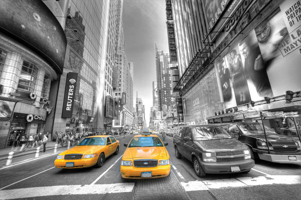 Προτάσεις για διακόσμησηΟ πίνακας σε καμβά CIE-121 αποτελεί ιδανική επιλογή για κάθε χώρο που επιθυμεί να αναδείξει μοντέρνα αστική αισθητική. Το θεματικό του πλαίσιο, που επικεντρώνεται στην πόλη και την αρχιτεκτονική, τον καθιστά άριστο τρόπο να προσφέρει βάθος και ενδιαφέρον σε κλασικούς χώρους, προσθέτοντας μία πινελιά σύγχρονου ύφους. Σε ένα μοντέρνο περιβάλλον, ο πίνακας θα ενσωματωθεί αρμονικά, ενώ σε ένα μινιμαλιστικό στυλ διακόσμησης, θα λειτουργήσει ως το κύριο εστιακό σημείο, προσελκύοντας το βλέμμα και προσφέροντας μια αίσθηση αστικού ρυθμού.Λίγα λόγια για τον πίνακαΟ πίνακας χαρακτηρίζεται από τη φωτογραφική του αποτύπωση που παγιδεύει μία καθηλωτική εικόνα της πόλης. Η χρήση του φωτός πάνω στις επιφάνειες των κτιρίων δημιουργεί εντυπωσιακές αντιθέσεις, ενώ η επιλογή των χρωμάτων μεταφέρει μια έντονη αίσθηση του αστικού τοπίου. Η γεωμετρία και οι γραμμές του αναδεικνύουν την αρχιτεκτονική σύνθεση, ενισχύοντας τον συμβολισμό της σύγχρονης ζωής και της διαρκούς κίνησης.Η φωτογραφία αυτή δημιουργεί μια αίσθηση δυναμικής που μπορεί να προκαλέσει στο θεατή σκέψεις για τη ζωή στην πόλη. Κάθε λεπτομέρεια της φωτεινότητας και των σκιών προσδίδει μια ζωντάνια που κάνει τον πίνακα να ζωντανεύει στον τοίχο. Μεταφέρει μια βαθιά αίσθηση ενέργειας και ατμοσφαιρικού μυστηρίου, προκαλώντας τον θεατή να αναλογιστεί την ένταση και την ομορφιά των αστικών τοπίων.Ψηφιακή εκτύπωση σε καμβά. Ο καμβάς είναι υψηλής ποιότητας, ειδικός για ψηφιακή εκτύπωση που αναδεικνύει τα χρώματα. Είναι ιδανικός για διακόσμηση εσωτερικών χώρων. Παραλαμβάνετε τον πίνακα με την ψηφιακή εκτύπωση καμβά, τελαρωμένο σε τελάρο από ανθεκτικό ξύλο 2εκ, στη διάσταση που θέλετε.