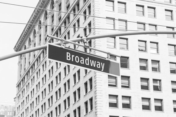 Προτάσεις για διακόσμησηΟ πίνακας σε καμβά με τίτλο CIE-132 αποτελεί μια αισθητική και κομψή επιλογή για την ενσωμάτωση σε διάφορους χώρους και στυλ διακόσμησης. Στο πλαίσιο ενός μοντέρνου διαμερίσματος, οι γεωμετρικές γραμμές και οι καθετοποιημένοι όγκοι της πόλης αναδεικνύουν την αστική αρχιτεκτονική με στυλ και κομψότητα. Σε ένα κλασικό σαλόνι, αυτός ο πίνακας μπορεί να προσδώσει μια ιδιαίτερη εναλλαγή ανάμεσα στο παραδοσιακό και το σύγχρονο, δημιουργώντας ένα ενδιαφέρον συσχετισμό με τα πιο τυπικά διακοσμητικά στοιχεία. Στο μινιμαλιστικό περιβάλλον, η απλότητα της μορφής και οι καθαρές γραμμές του πίνακα ενισχύουν την ιδέα της λειτουργικότητας και της λιτότητας, προσφέροντας παράλληλα δυναμισμό στον χώρο.Λίγα λόγια για τον πίνακαΗ εικόνα του CIE-132 απεικονίζει μια εντυπωσιακή αστική σκηνή, που ανήκει στην κατηγορία Πόλεις και Αρχιτεκτονική. Το πλούσιο φάσμα των χρωμάτων, κυριαρχούμενο από γκρι τόνους και βαθύ μπλε, εντάσσει τον θεατή σε μια καθηλωτική εμπειρία της πόλης σε μία μεταμοντέρνα αισθητική. Οι πινελιές είναι λεπτές αλλά δυνατές, αναδεικνύοντας λεπτομερώς τις διαφορετικές αρχιτεκτονικές δομές και προσφέροντας βάθος και αίσθηση κίνησης. Το φως που πέφτει στην πόλη αποδίδει μια αίσθηση ελπίδας, προσφέροντας στον θεατή μια διαφορετική οπτική για την καθημερινή ζωή στο αστικό τοπίο.Ο πίνακας σε καμβά CIE-132 δημιουργεί μια αίσθηση ηρεμίας και στοχασμού, καθώς καταγράφει τη ζωντάνια και την πολυπλοκότητα της ζωής στην πόλη. Αυτή η καλλιτεχνική έκφραση λειτουργεί ως παράθυρο στην αστική κουλτούρα και επικοινωνεί την ενέργεια και τη δυναμική που χαρακτηρίζει τις πόλεις της σύγχρονης εποχής. Είναι μια πρόσκληση για ανακάλυψη και σκέψη, προσκαλώντας τον θεατή να επαναπροσδιορίσει τη σχέση με το αστικό περιβάλλον.Ψηφιακή εκτύπωση σε καμβά. Ο καμβάς είναι υψηλής ποιότητας, ειδικός για ψηφιακή εκτύπωση που αναδεικνύει τα χρώματα. Είναι ιδανικός για διακόσμηση εσωτερικών χώρων. Παραλαμβάνετε τον πίνακα με την ψηφιακή εκτύπωση καμβά, τελαρωμένο σε τελάρο από ανθεκτικό ξύλο 2εκ, στη διάσταση που θέλετε.